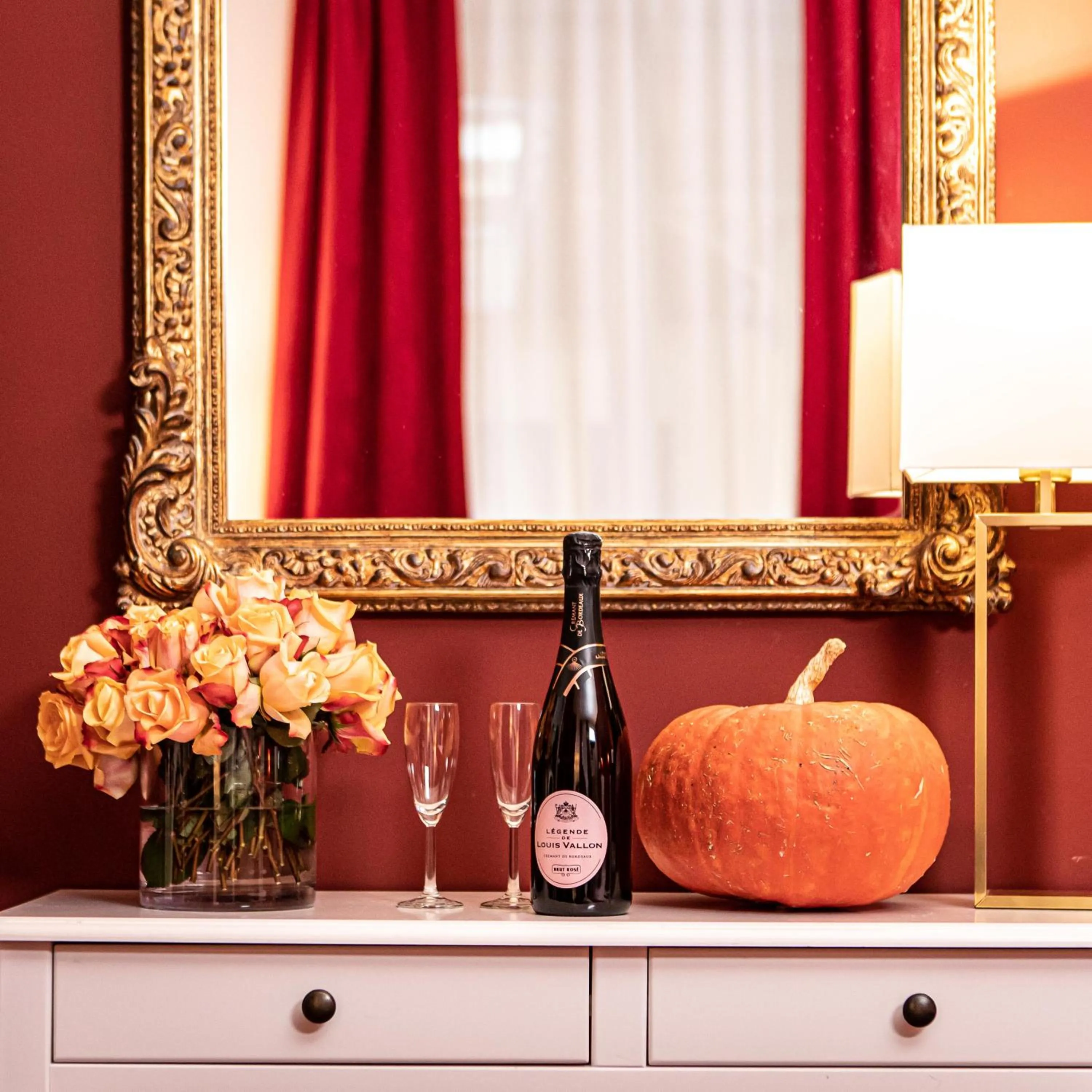 Bedroom in Hôtel Churchill Bordeaux Centre