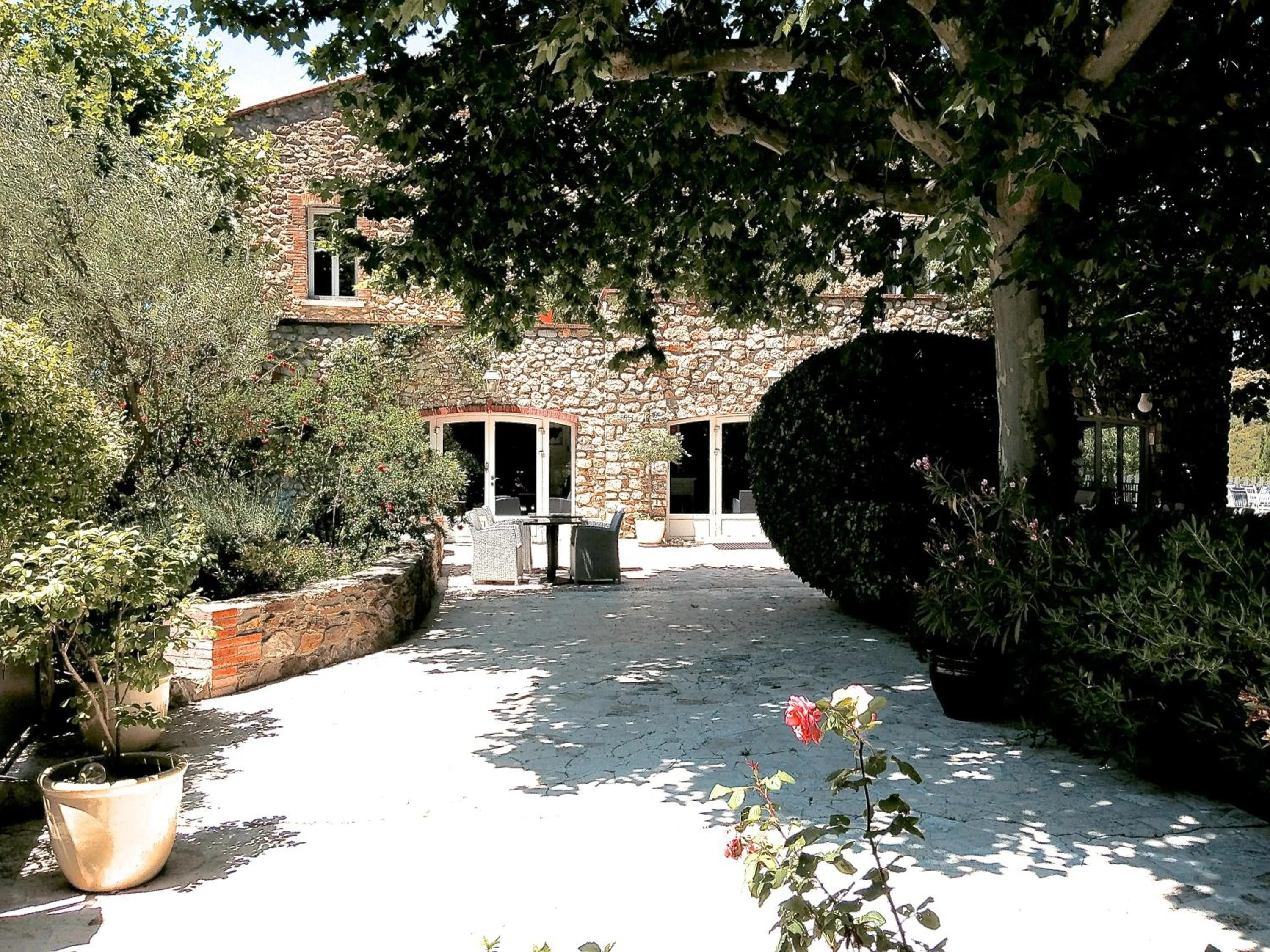 Facade/entrance in Le Relais Des Chartreuses
