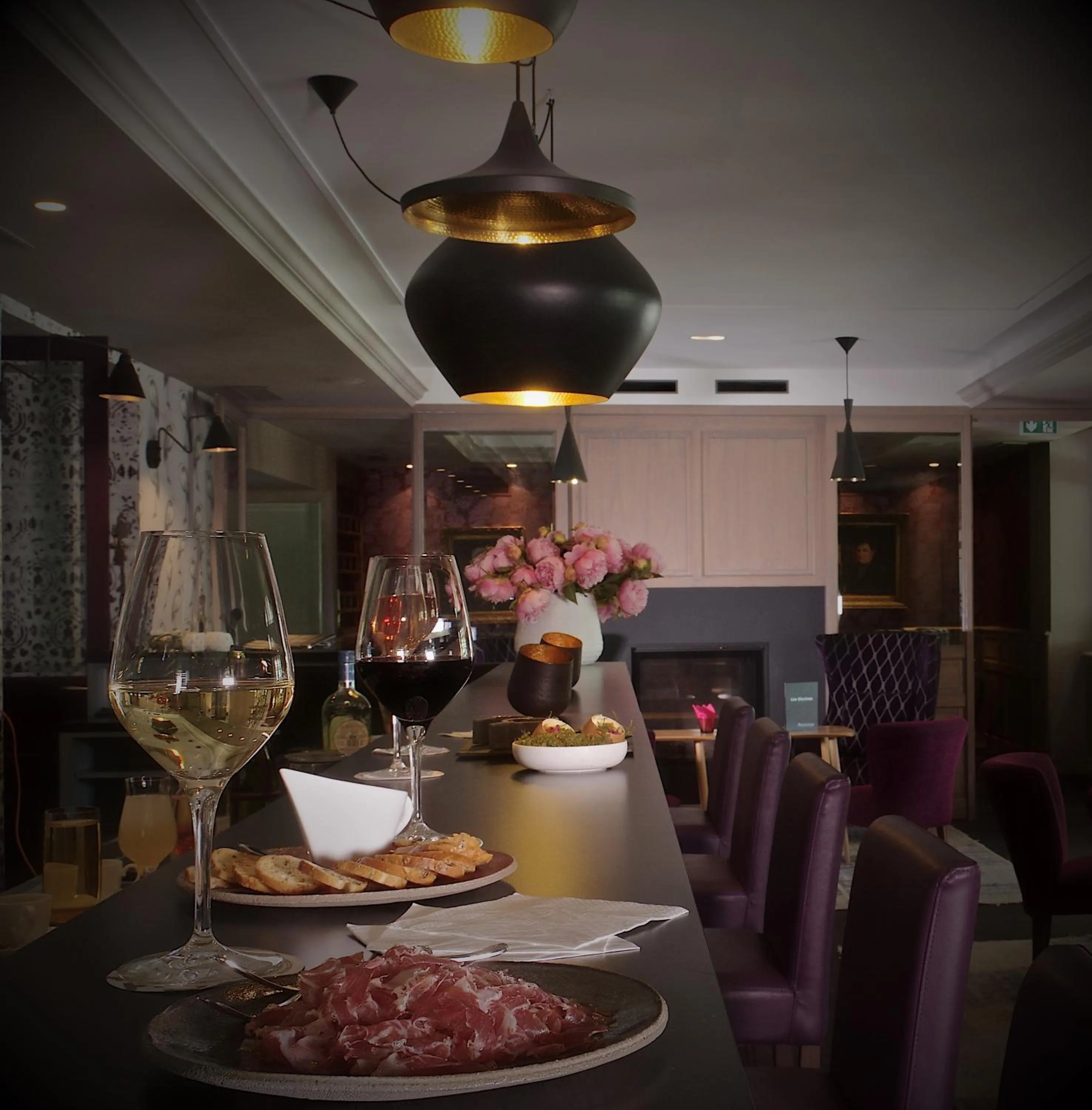 Lounge or bar in Les Glycines - Hôtel & Spa - Teritoria