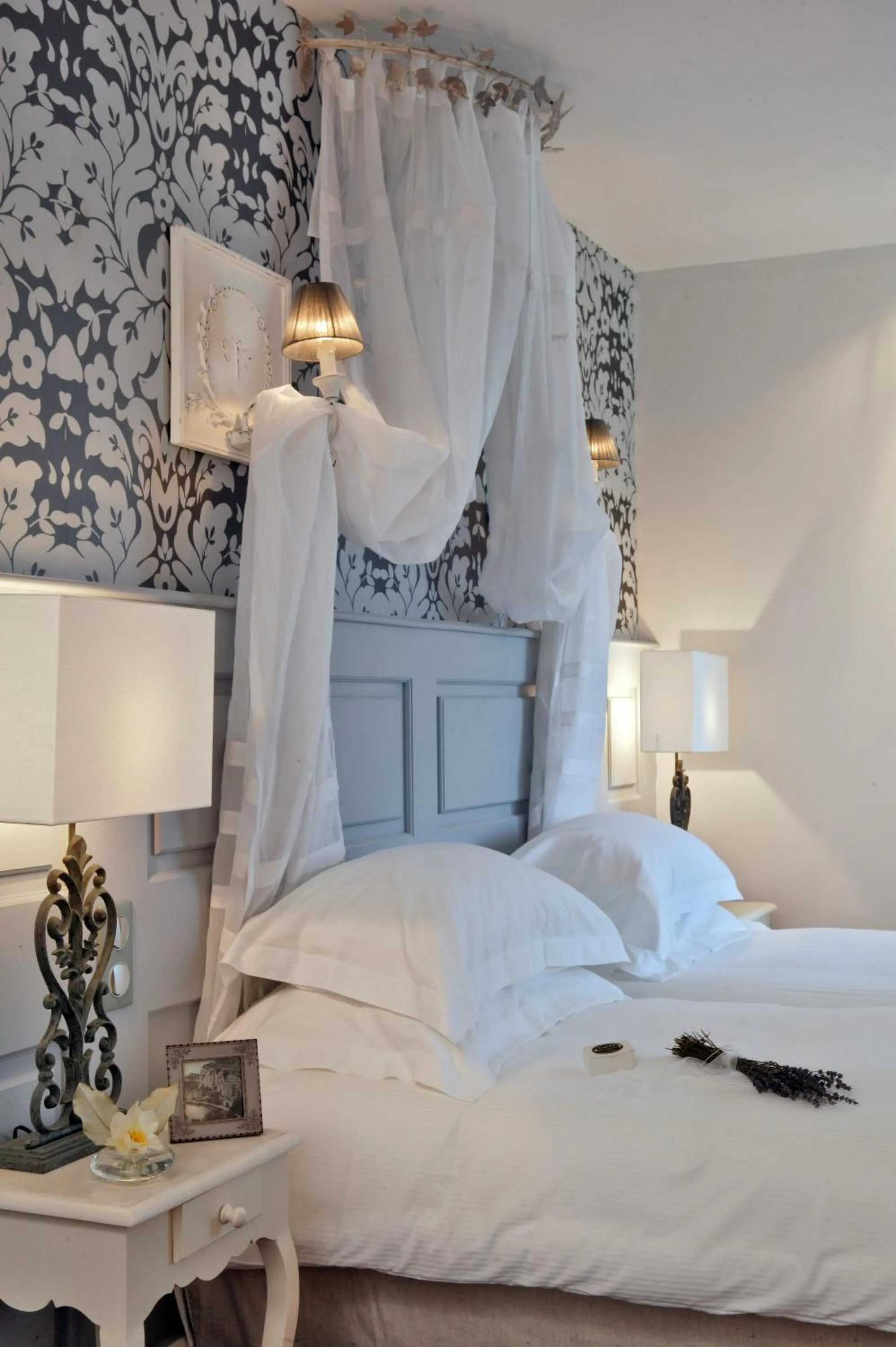 Bed in Les Glycines - Hôtel & Spa - Teritoria