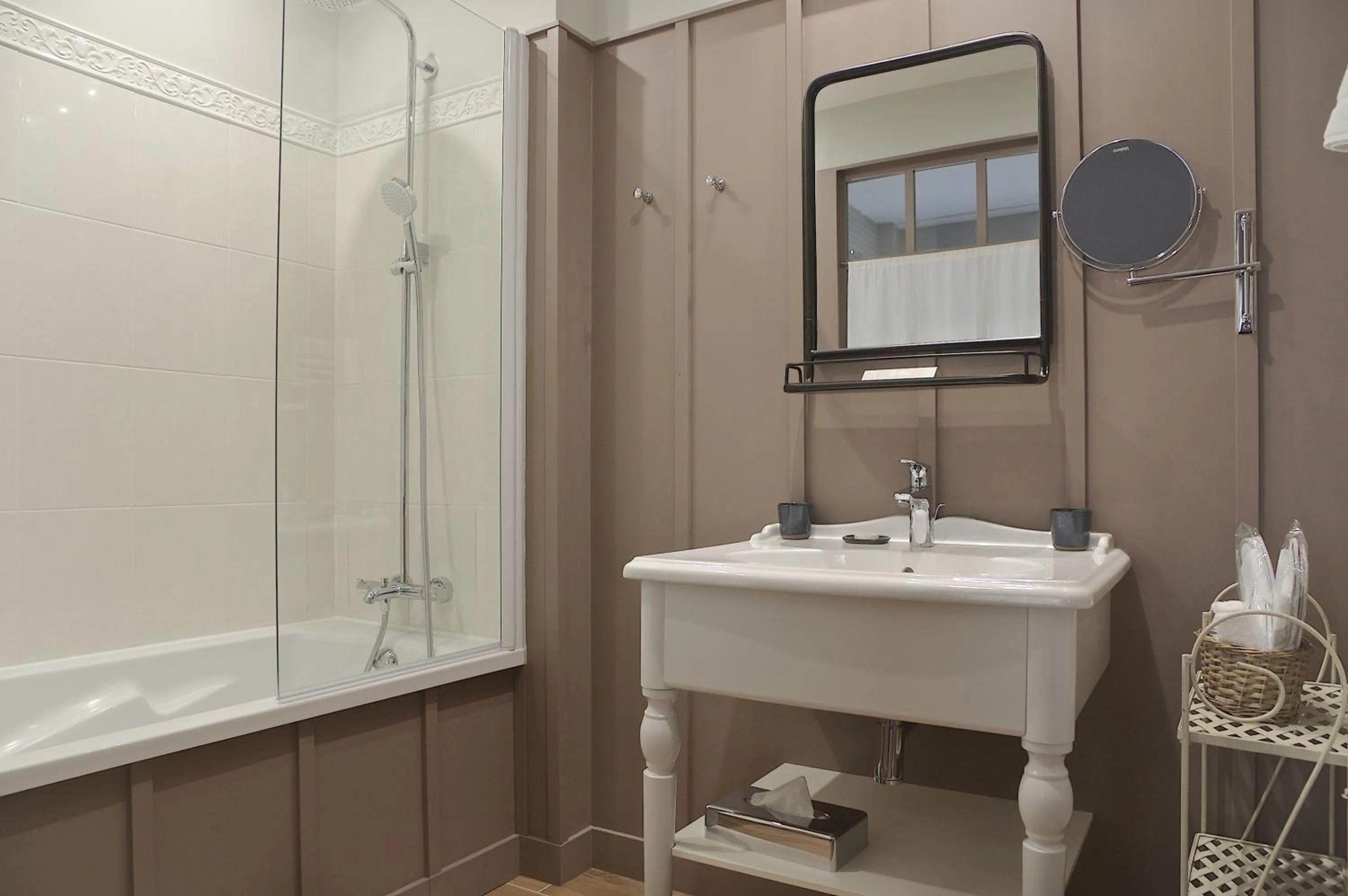 Bathroom in Les Glycines - Hôtel & Spa - Teritoria