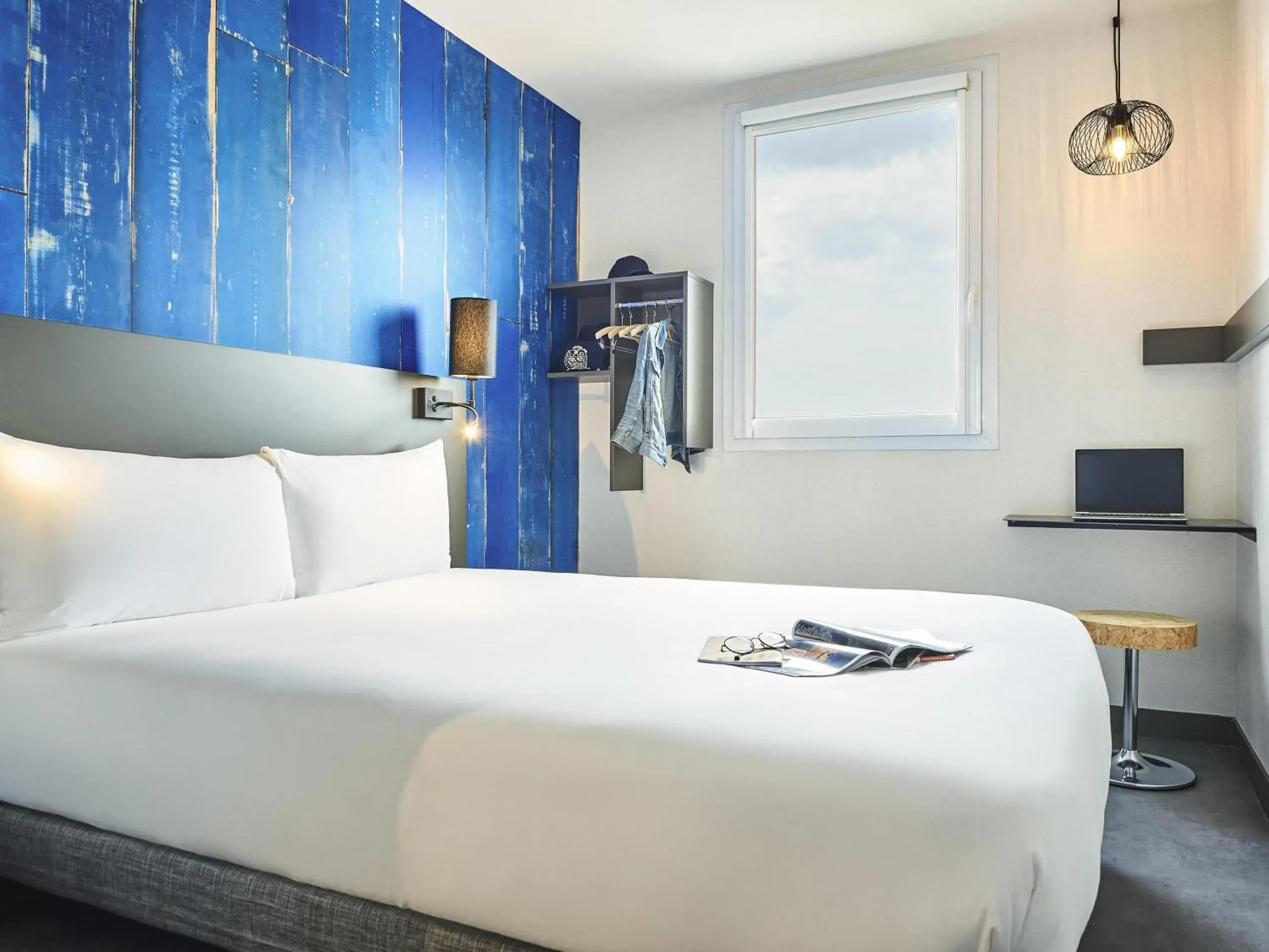 Property building, Bed in Greet Hotel Paris porte de la Chapelle - Aréna Property building, Bed in Greet Hotel Paris porte de la Chapelle - Aréna