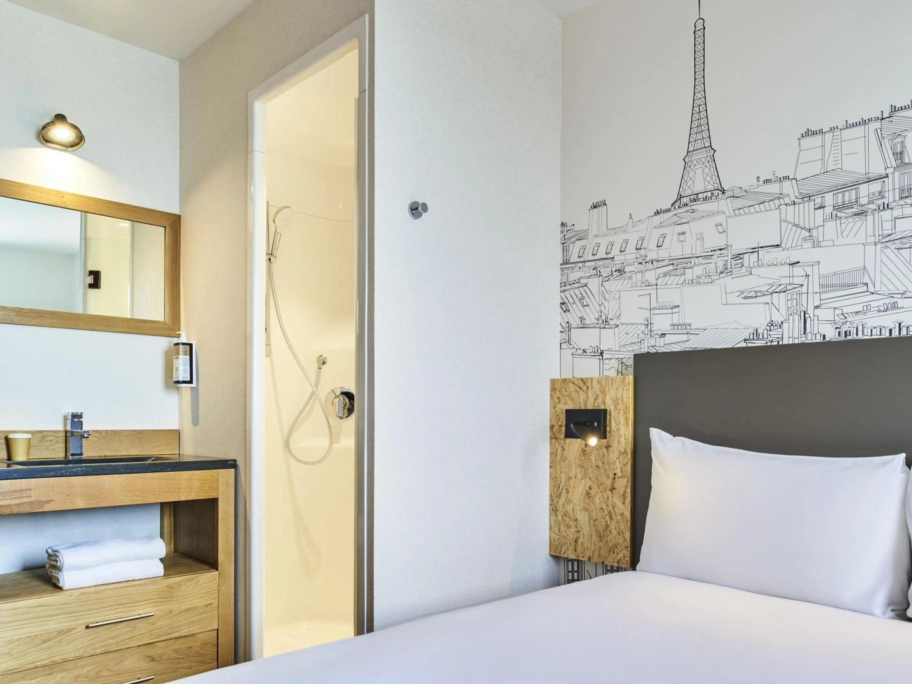 Bedroom, Bed in Greet Hotel Paris porte de la Chapelle - Aréna