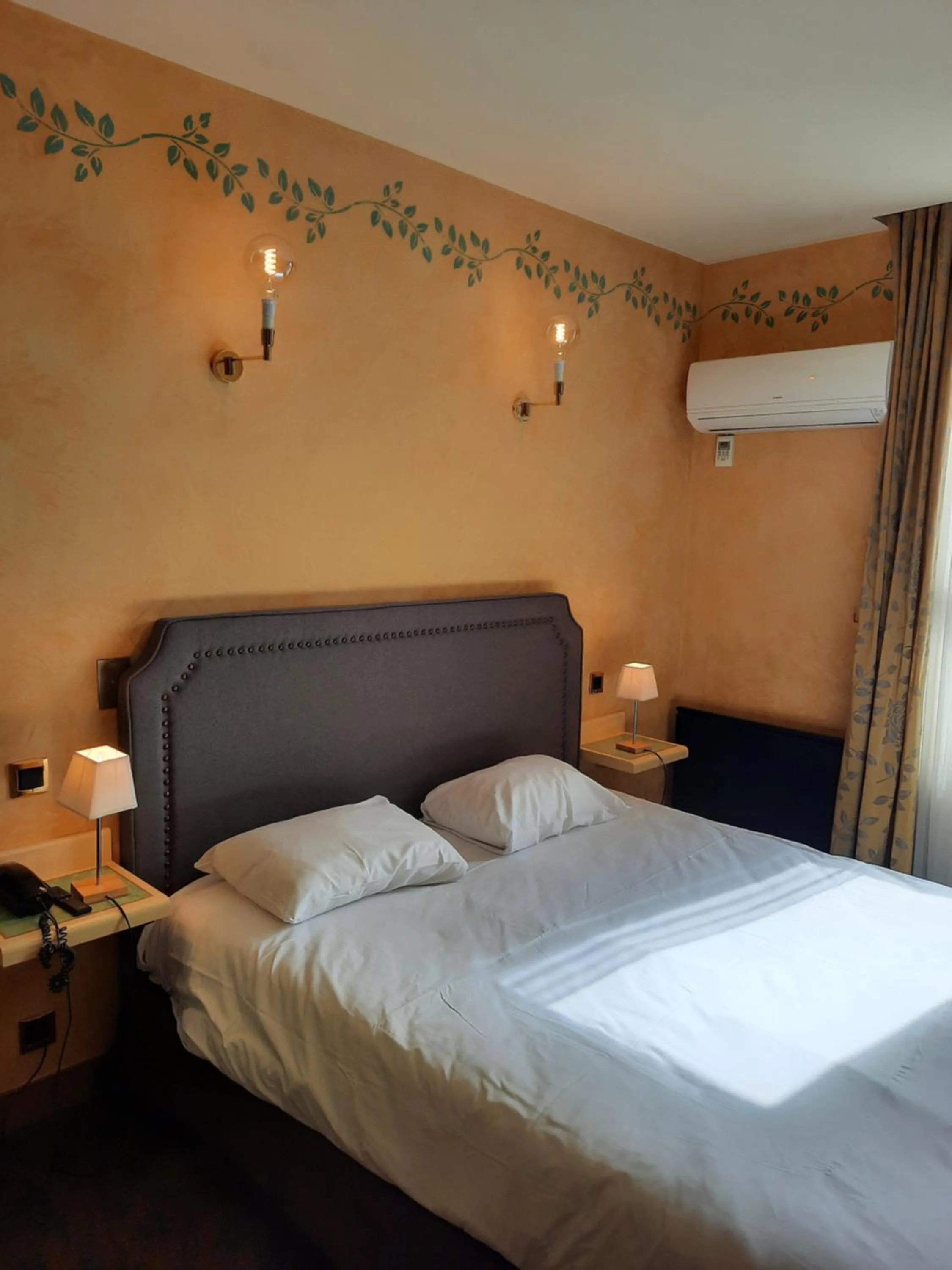 Bedroom, Bed in Logis Hôtel restaurant LE MEDICIS