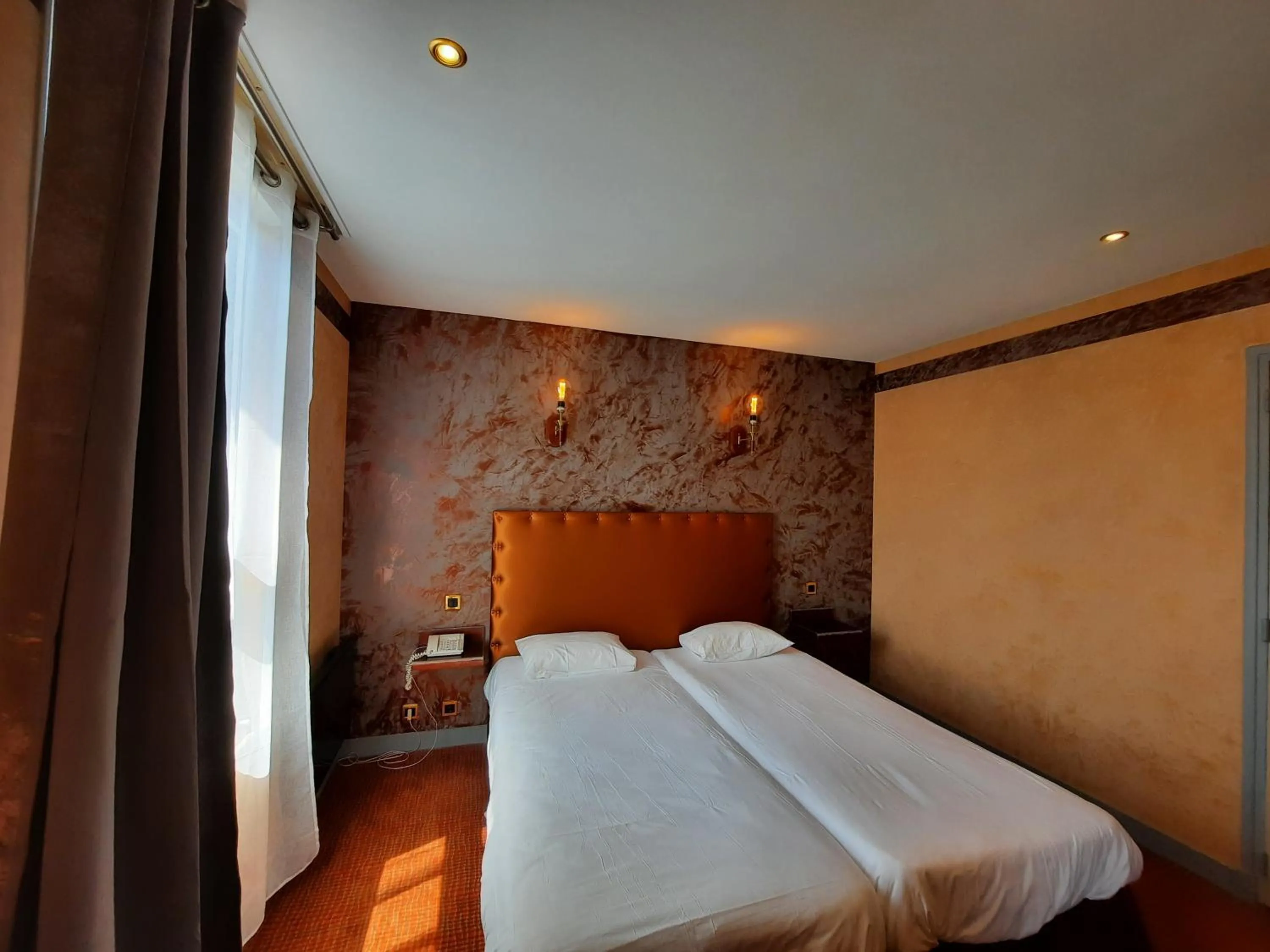 Bedroom, Bed in Logis Hôtel restaurant LE MEDICIS