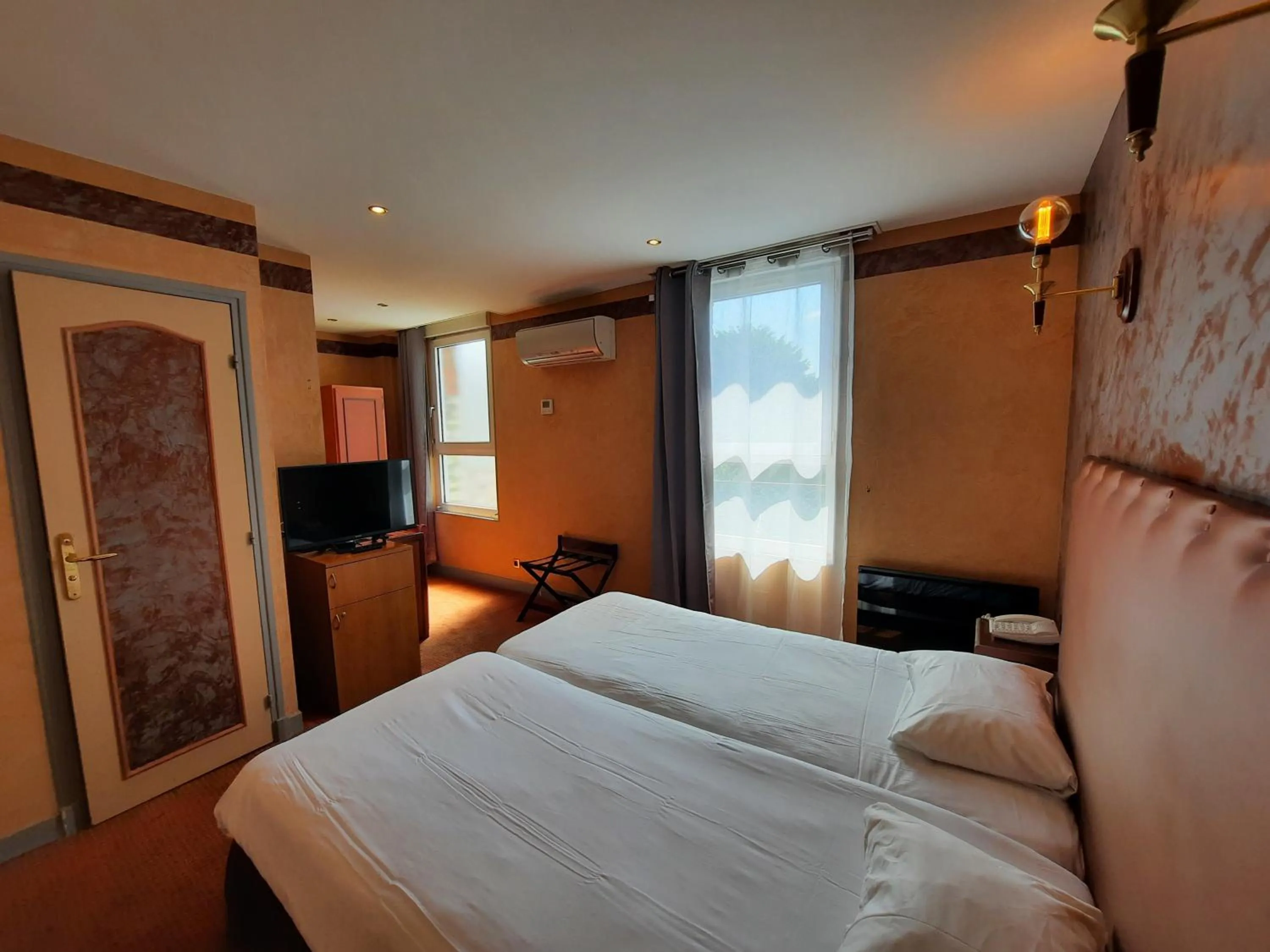 Bedroom, Bed in Logis Hôtel restaurant LE MEDICIS