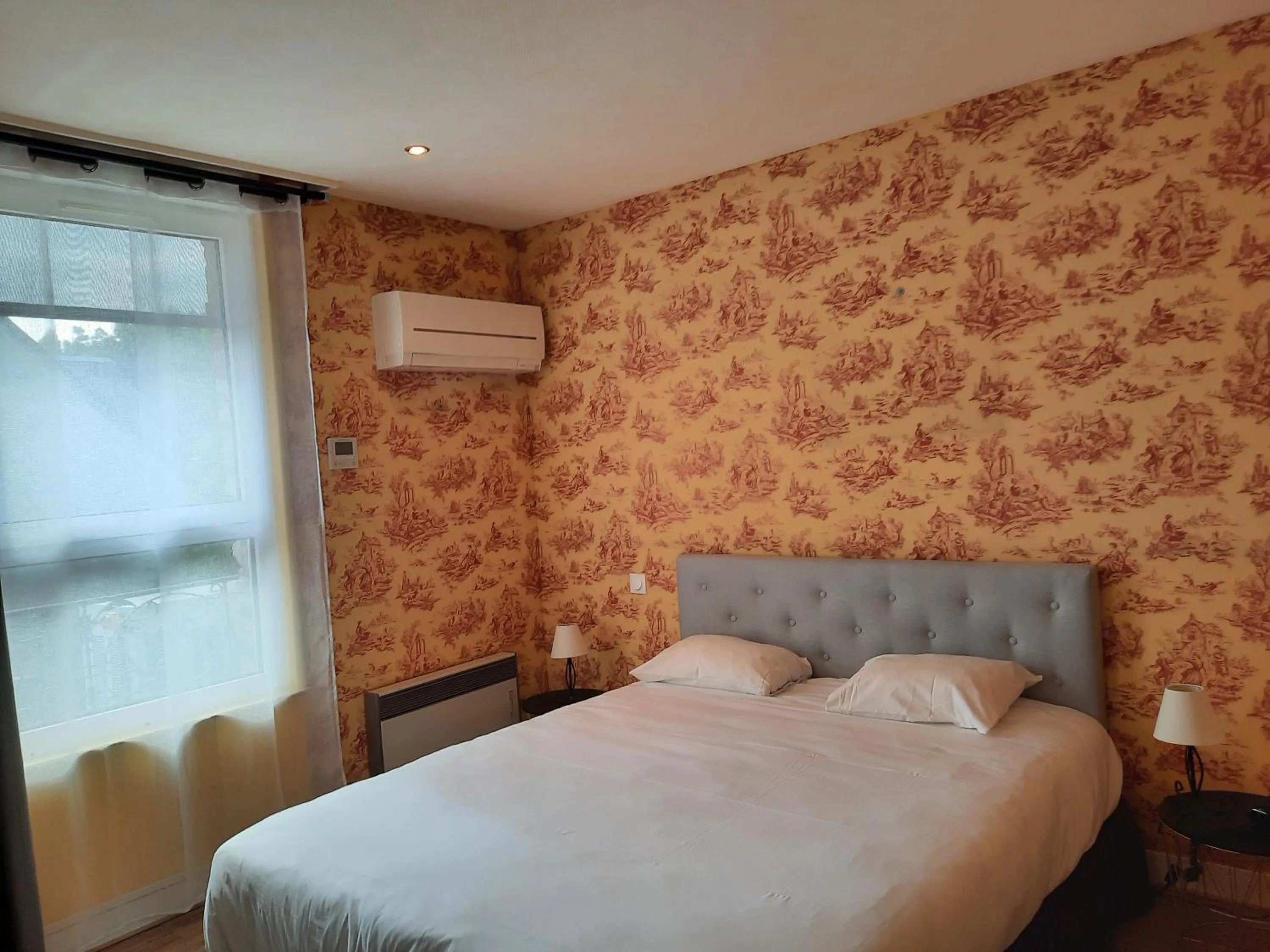 Bedroom, Bed in Logis Hôtel restaurant LE MEDICIS