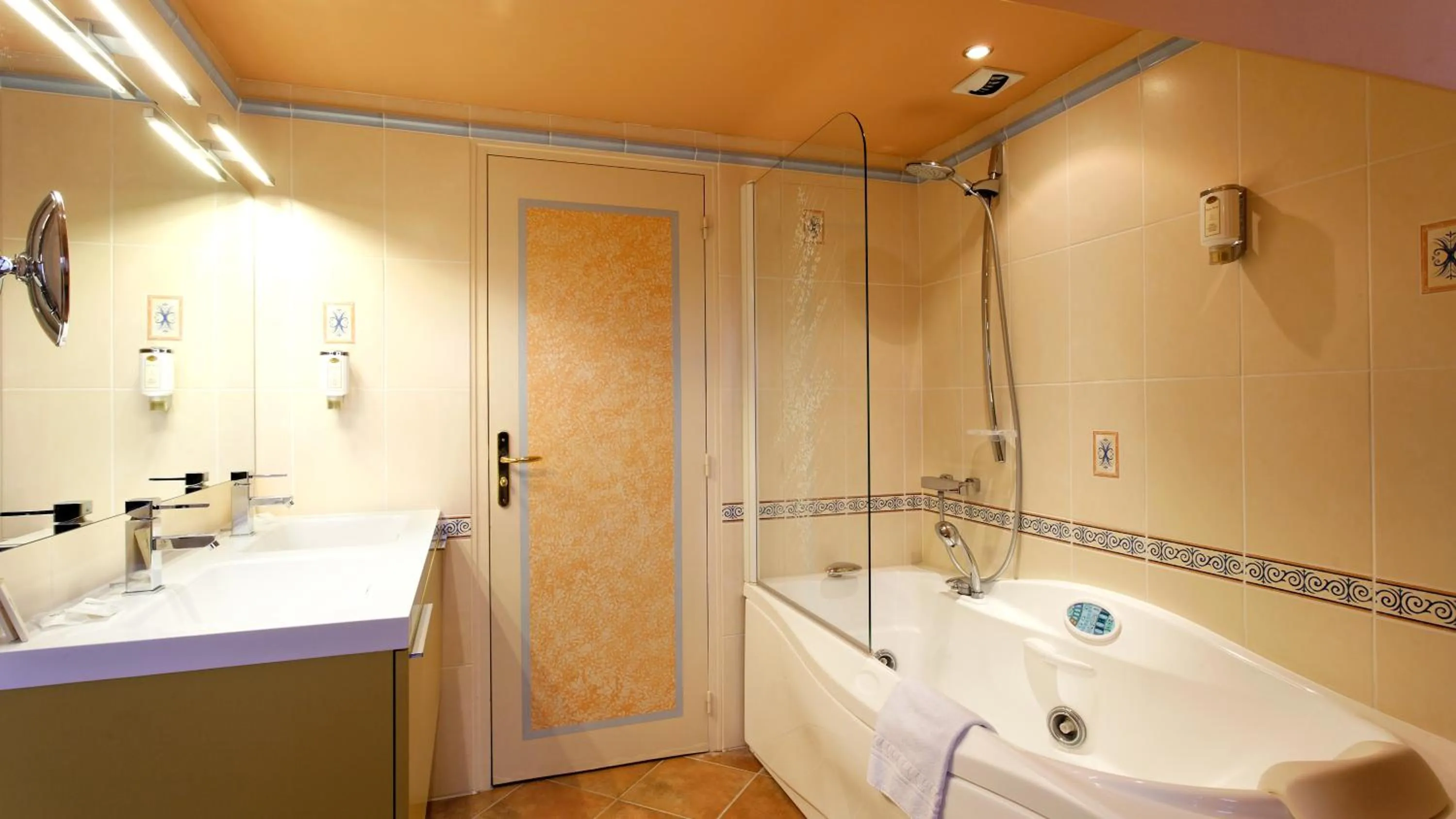 Bathroom in Logis Hôtel restaurant LE MEDICIS