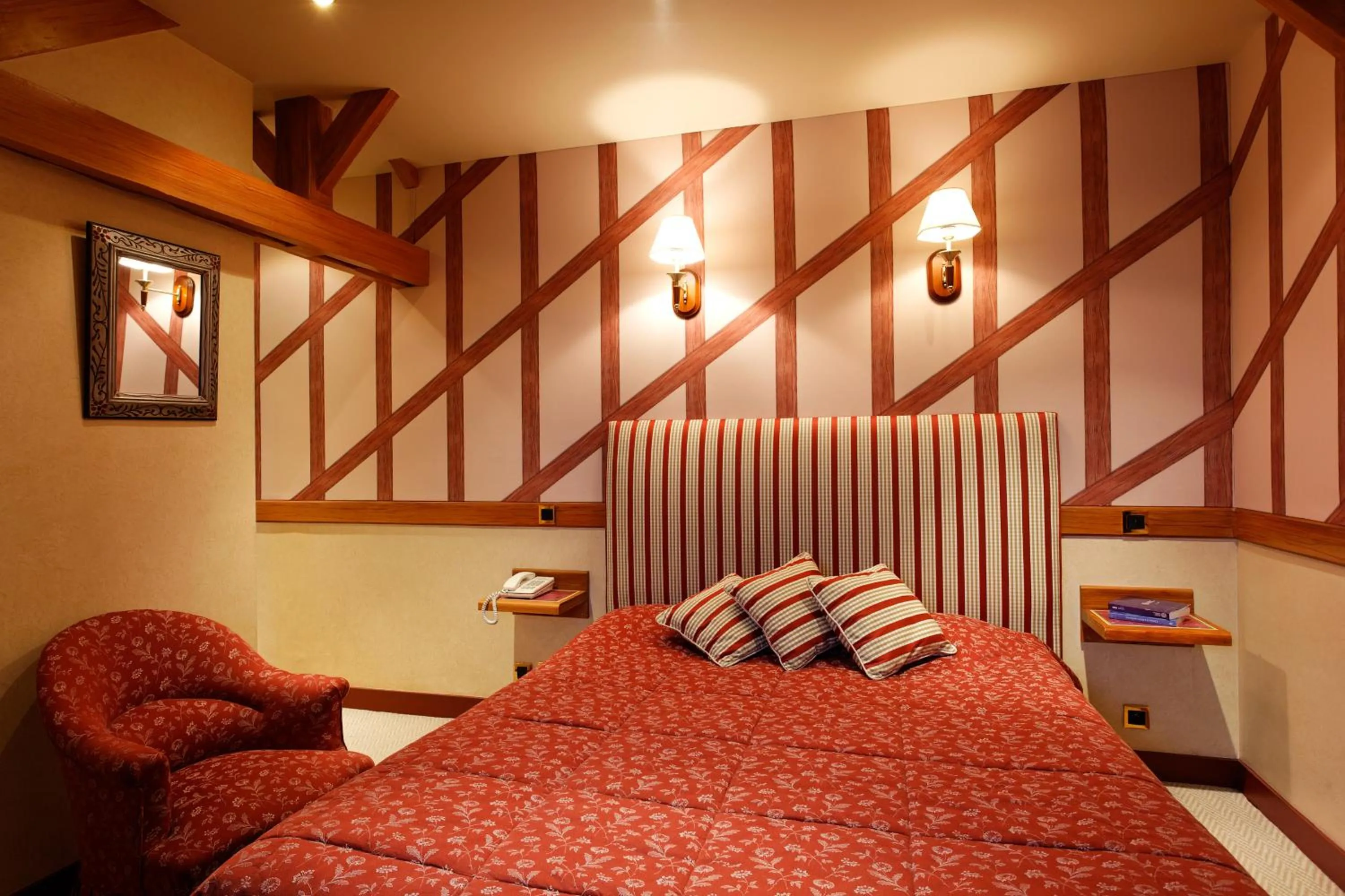 Photo of the whole room, Bed in Logis Hôtel restaurant LE MEDICIS