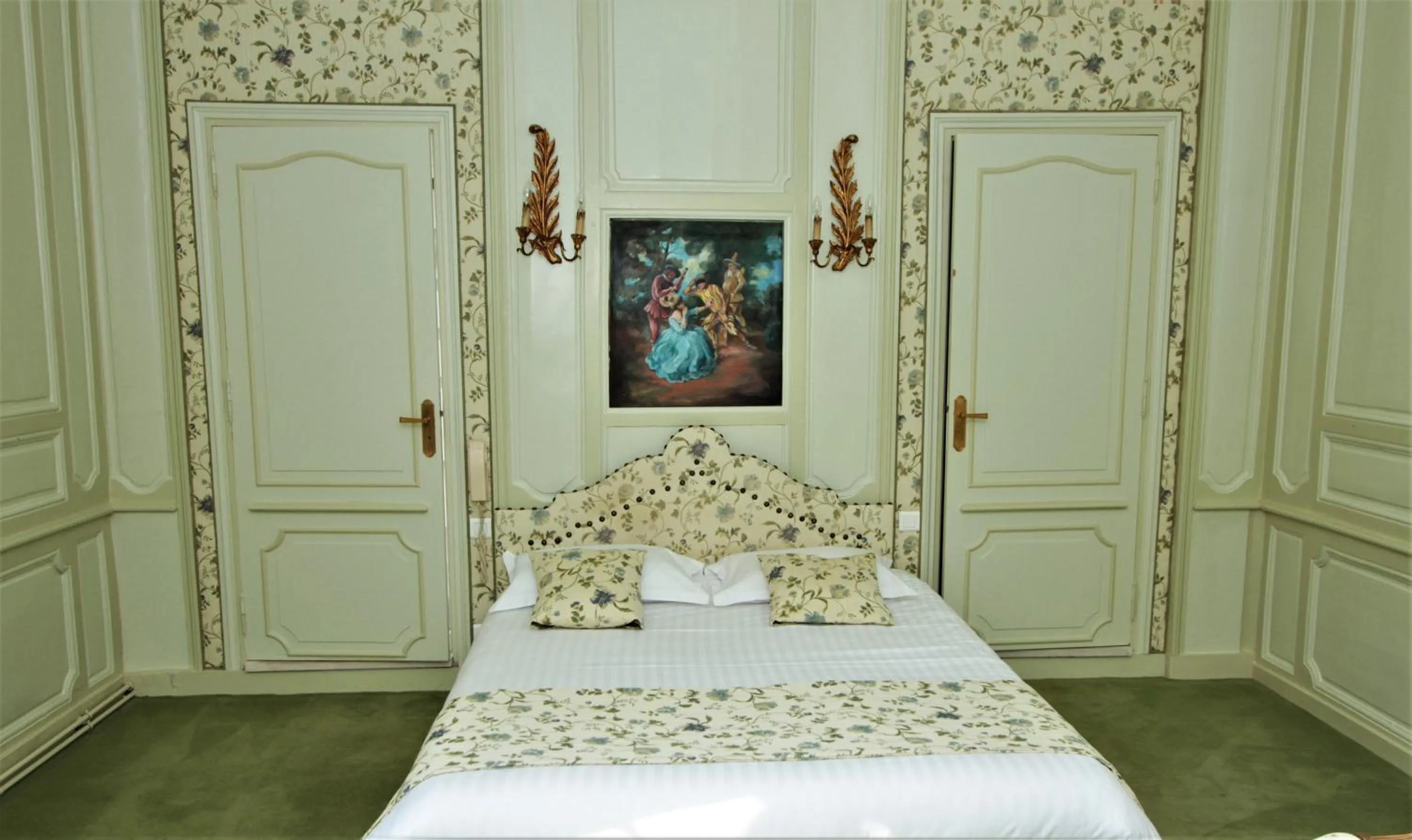 Bed in Hôtel Le Régent