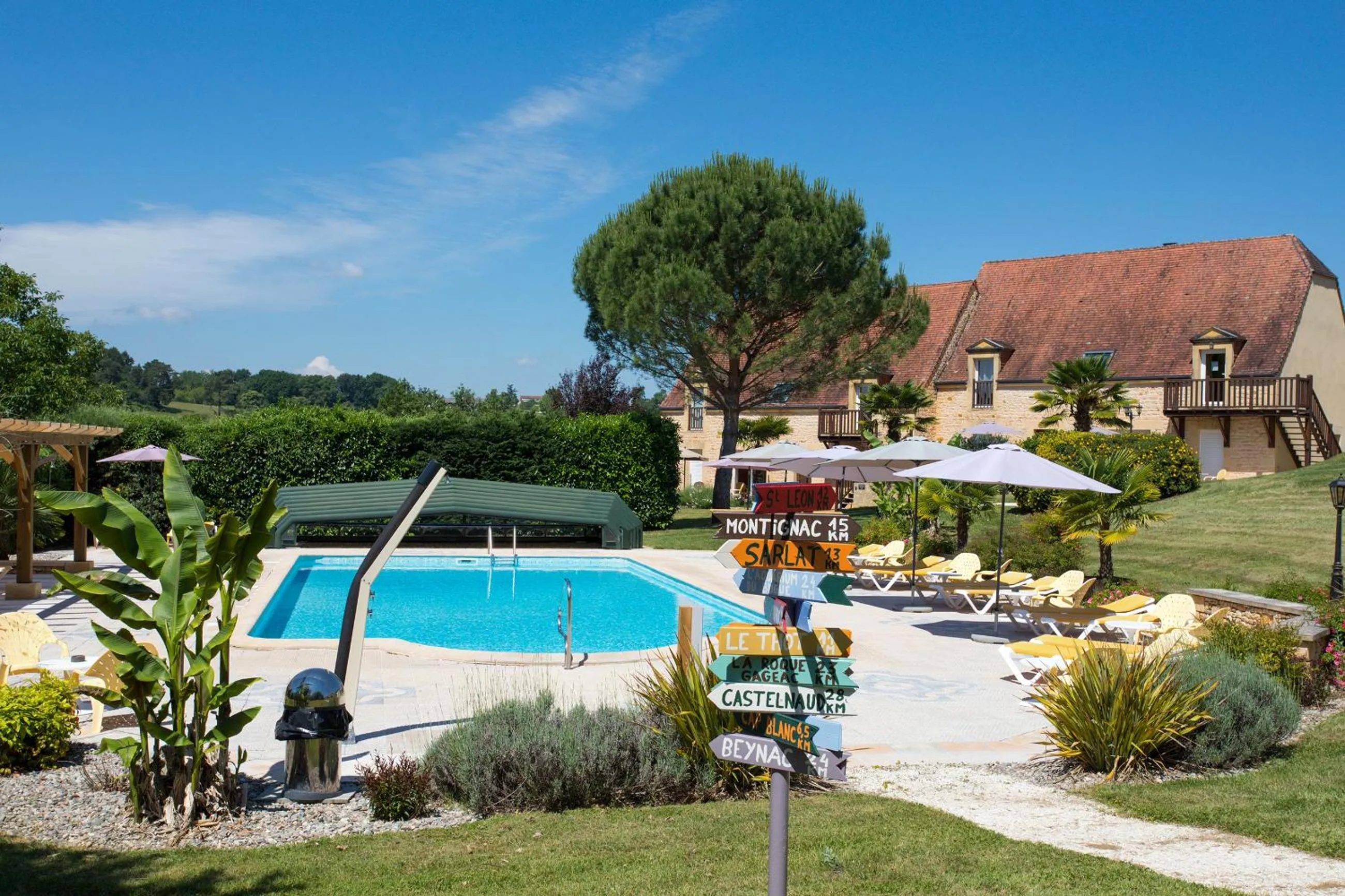 Swimming pool in Hotel Restaurant Laborderie