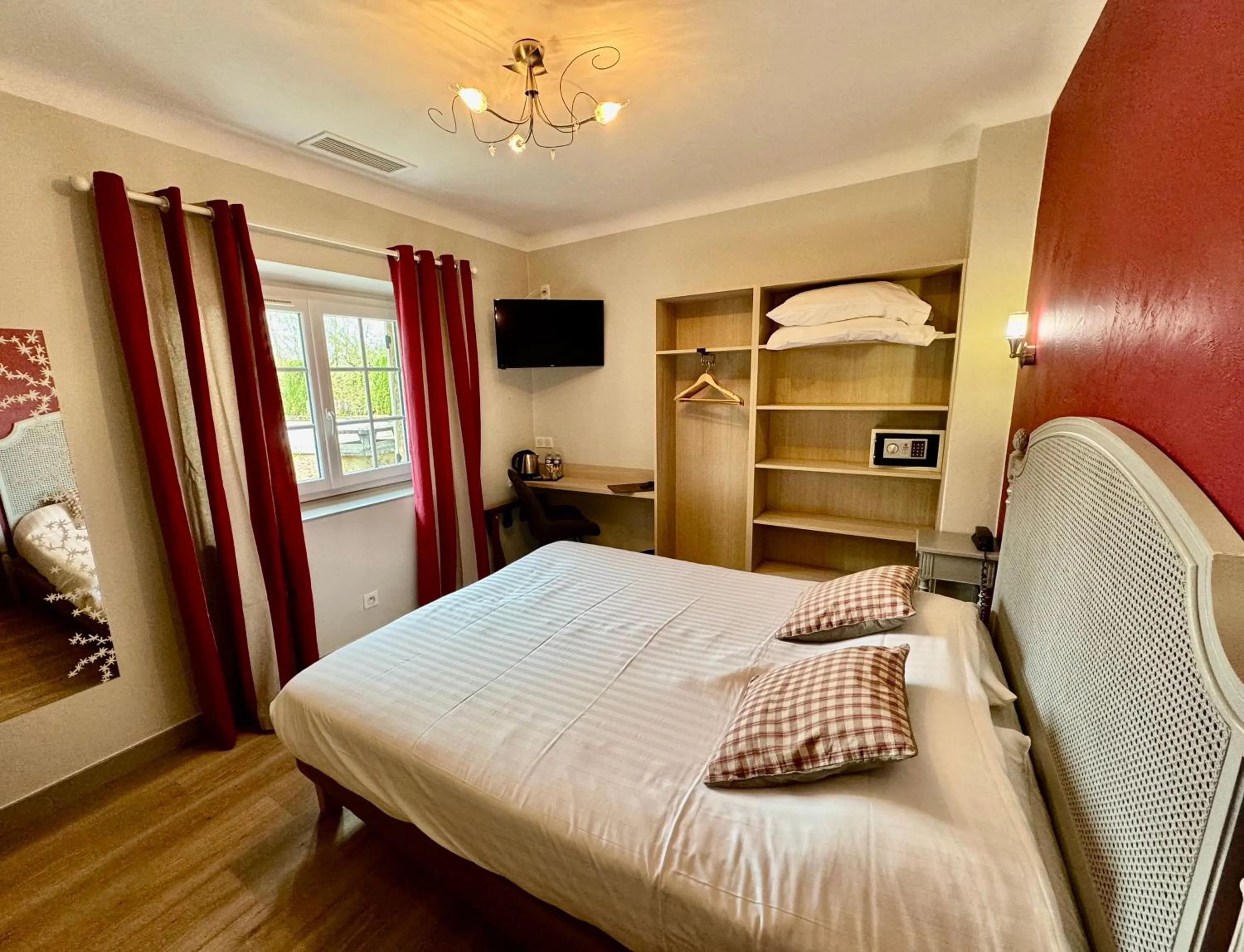 Property building, Bed in Hotel Restaurant Laborderie