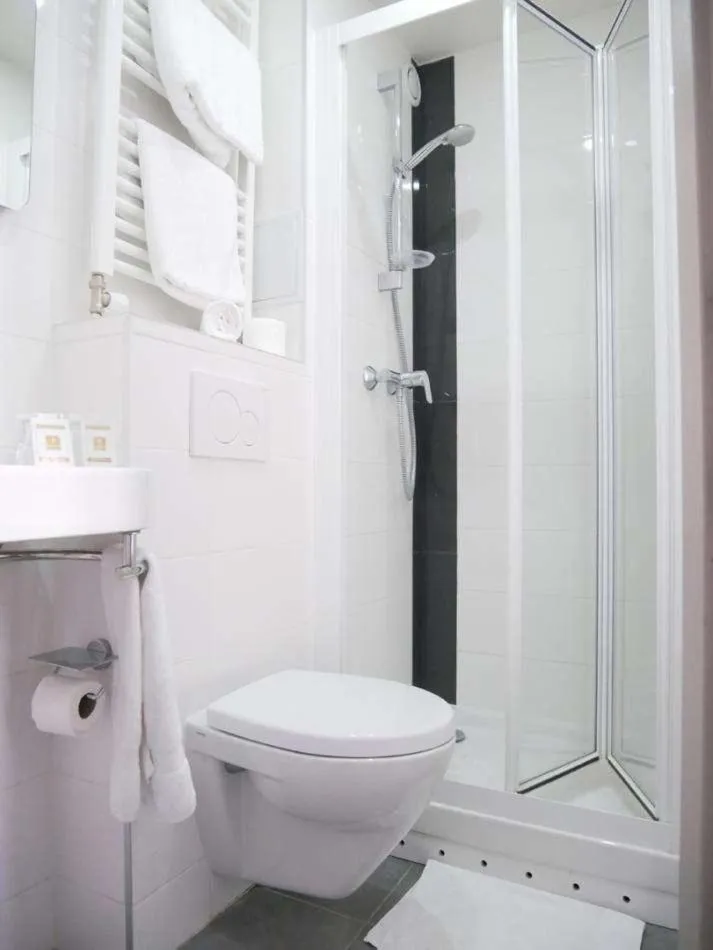 Shower in Bonséjour Montmartre