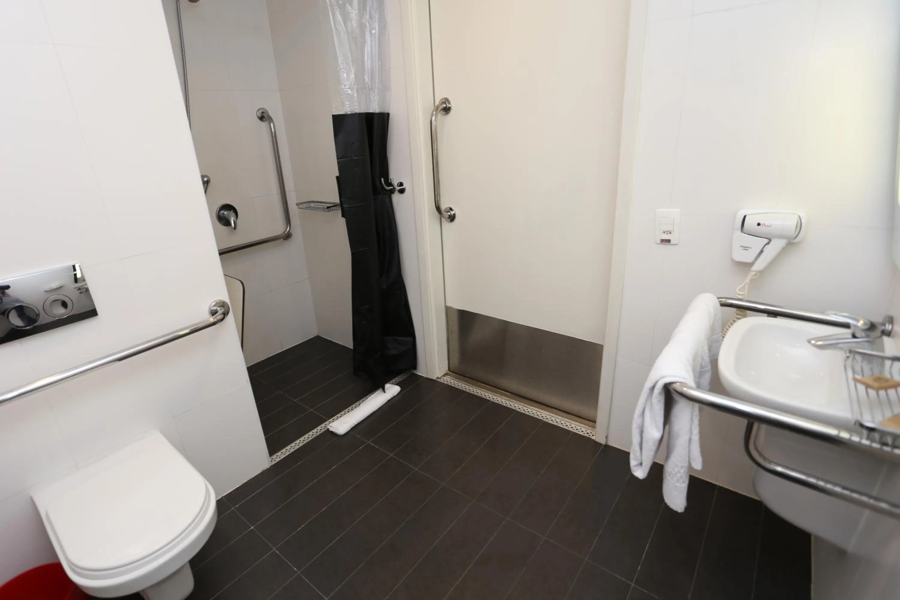 Bathroom in ibis Copacabana Posto 5