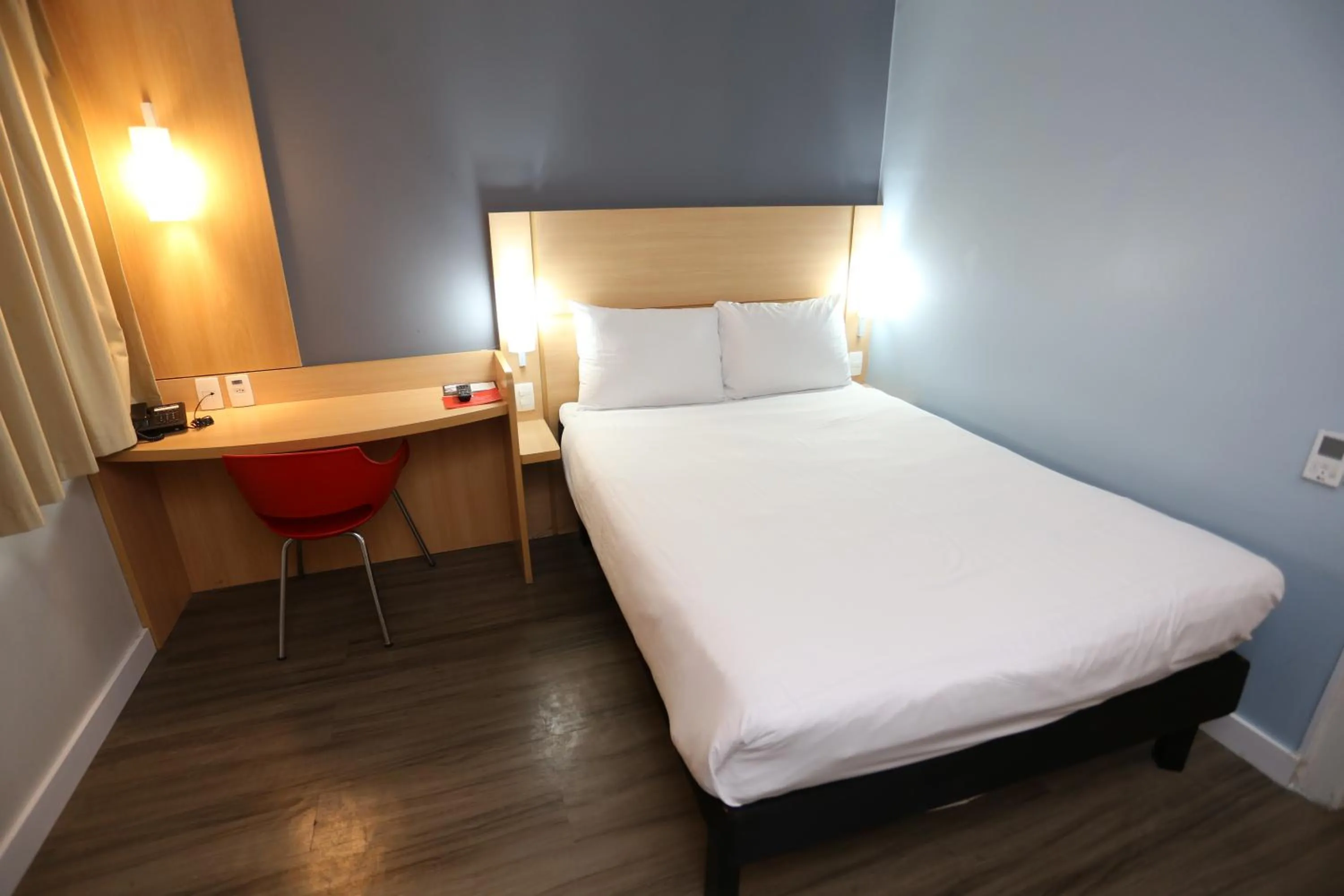 Photo of the whole room, Bed in ibis Copacabana Posto 5