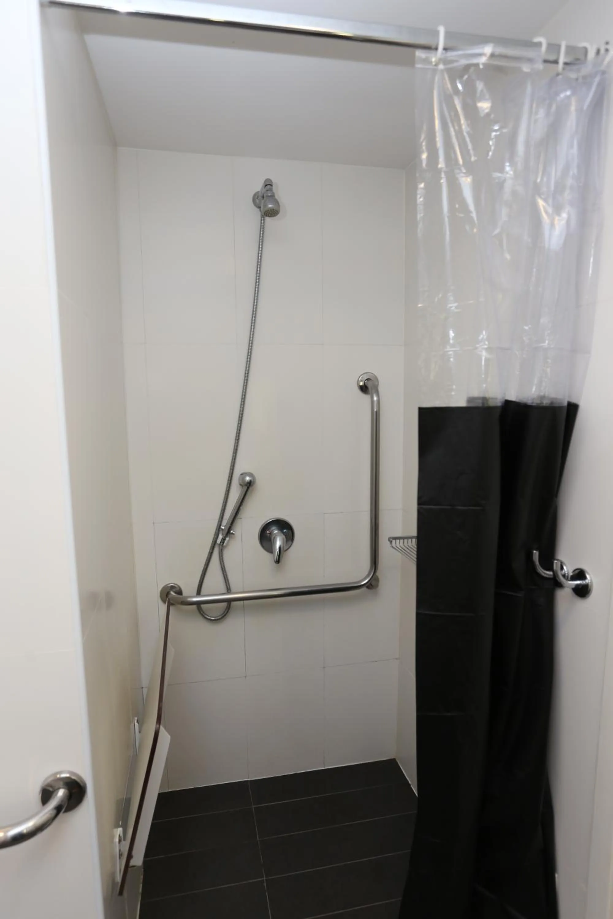 Shower in ibis Copacabana Posto 5