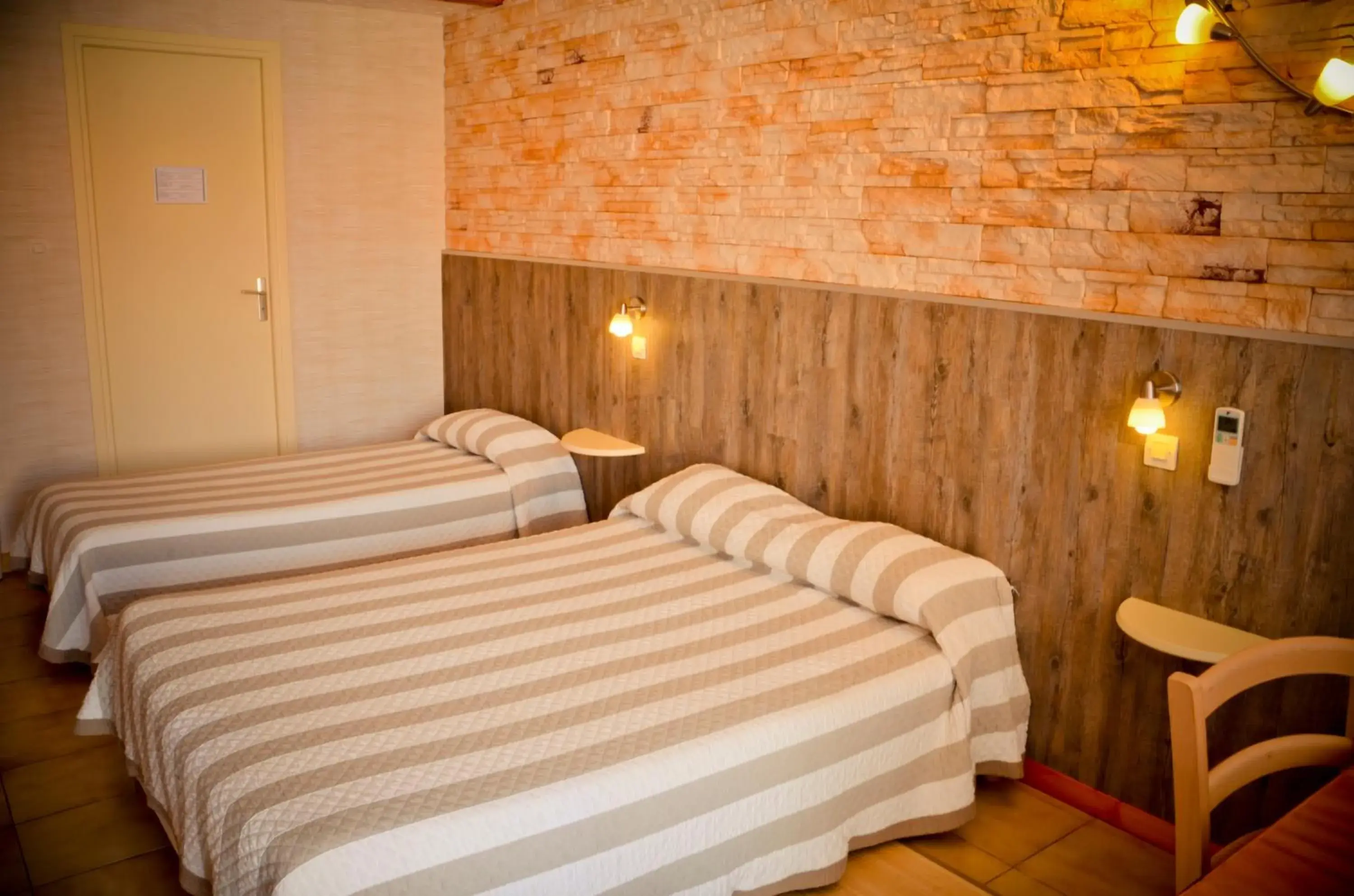 Twin Room - single occupancy in Hotel Les Pins Twin Room - single occupancy in Hotel Les Pins