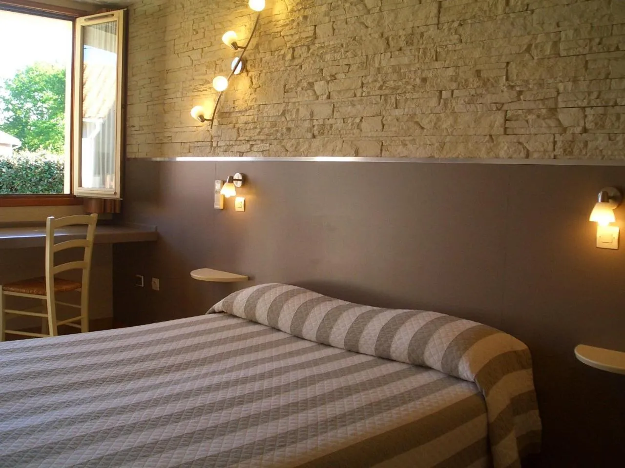 Bed in Hotel Les Pins