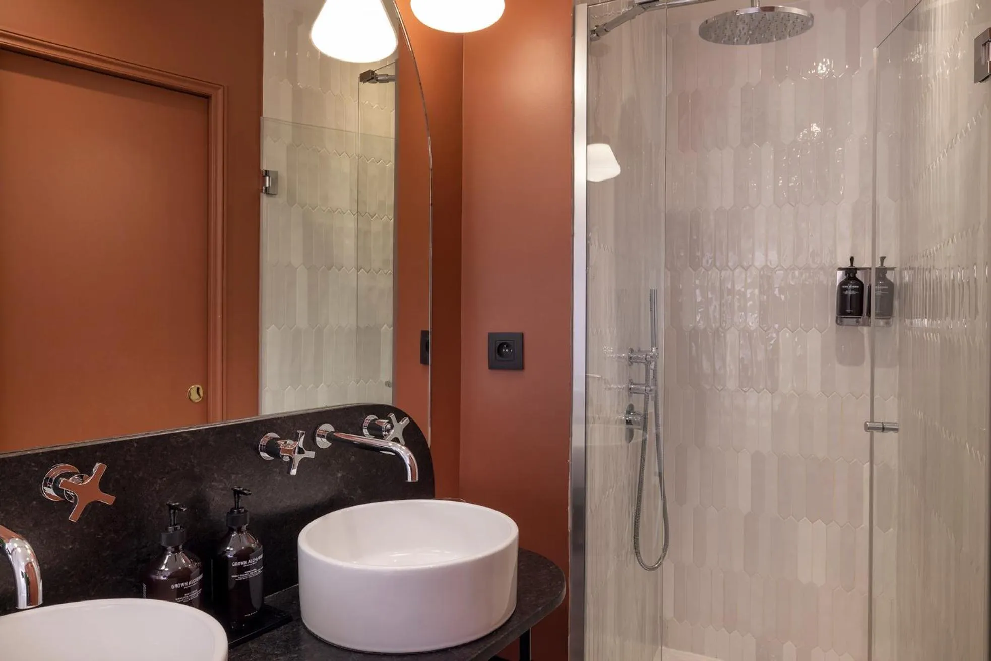Shower in Hôtel Gramont