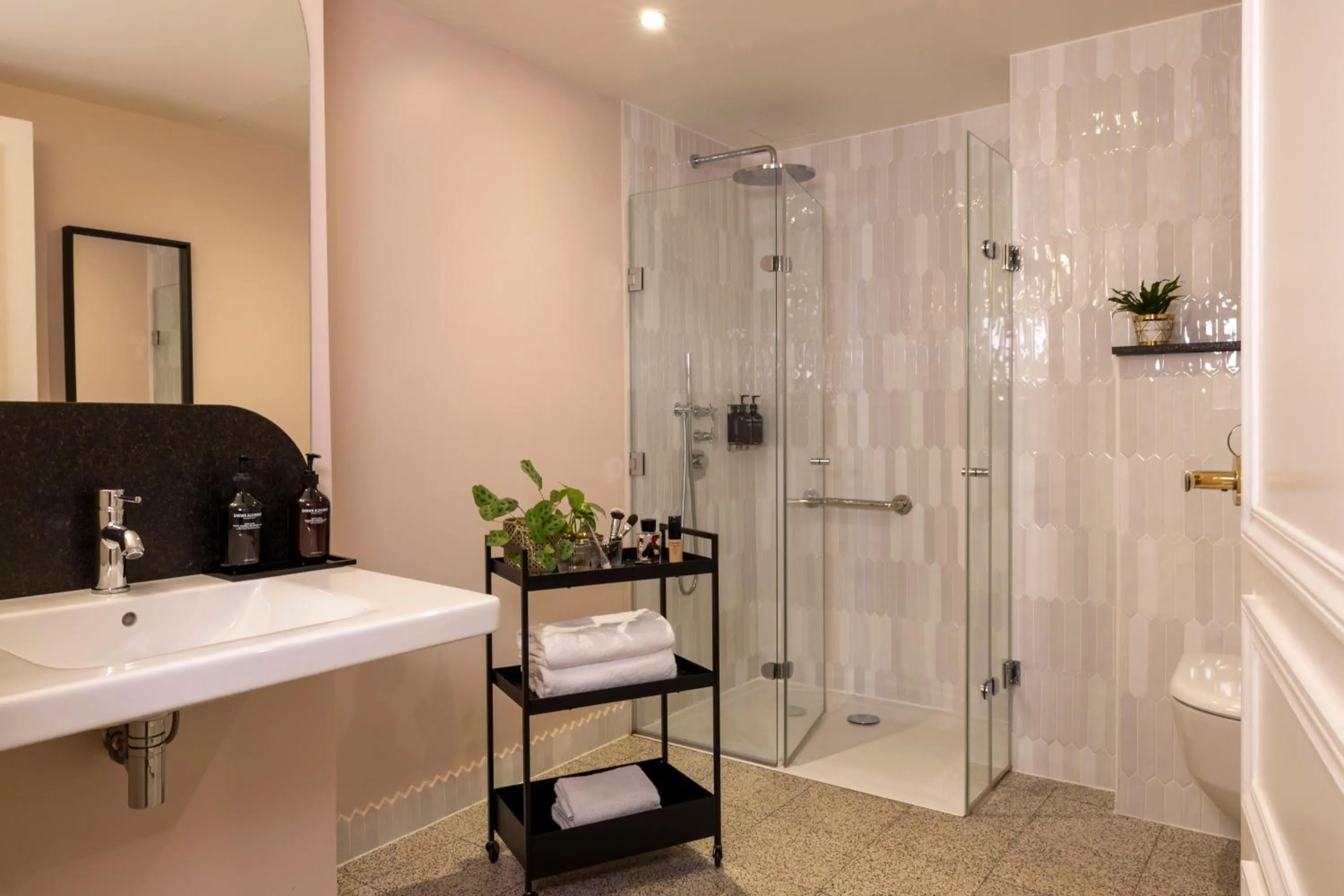 Shower in Hôtel Gramont