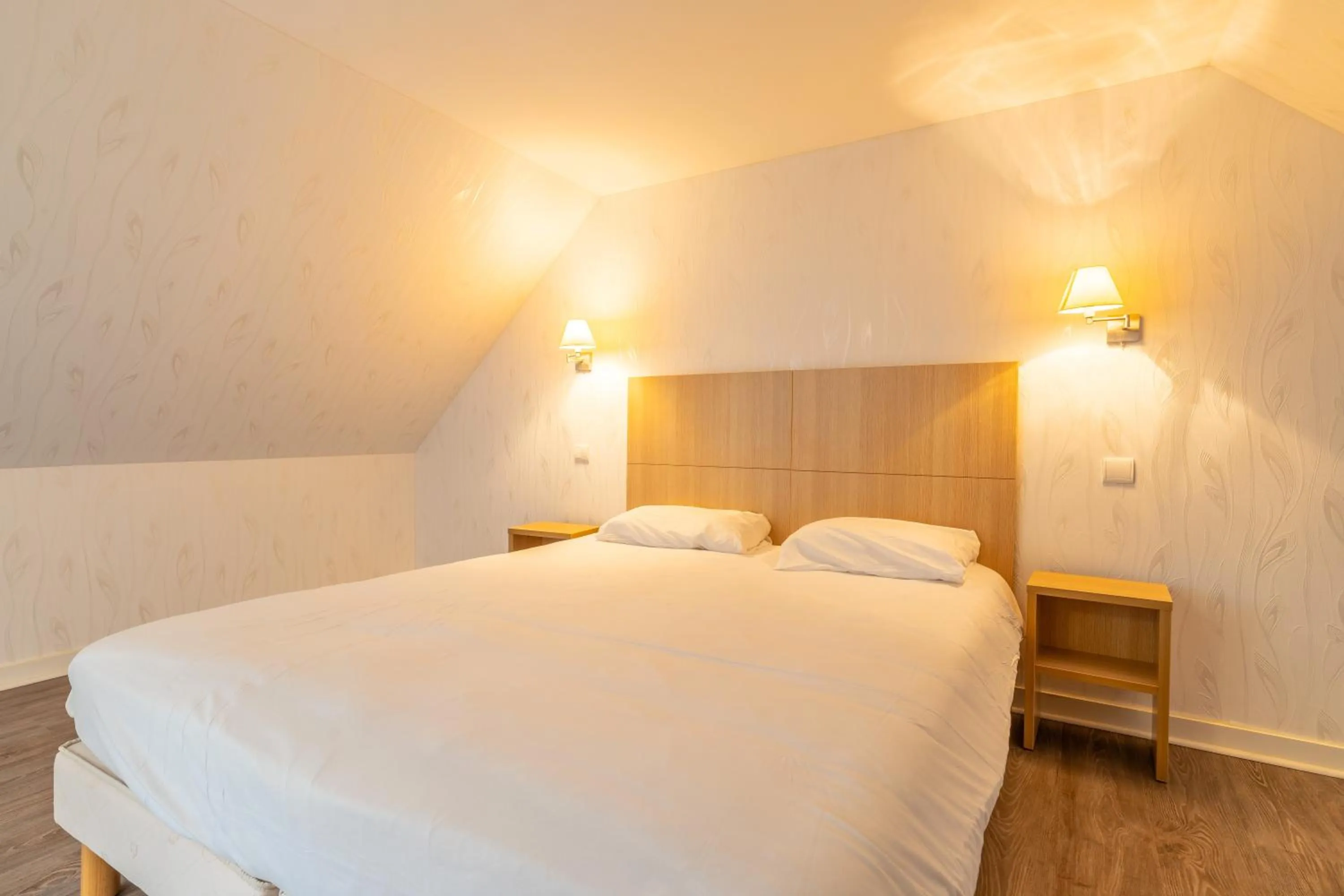 Bed in Manoir de Moëllien, The Originals Relais