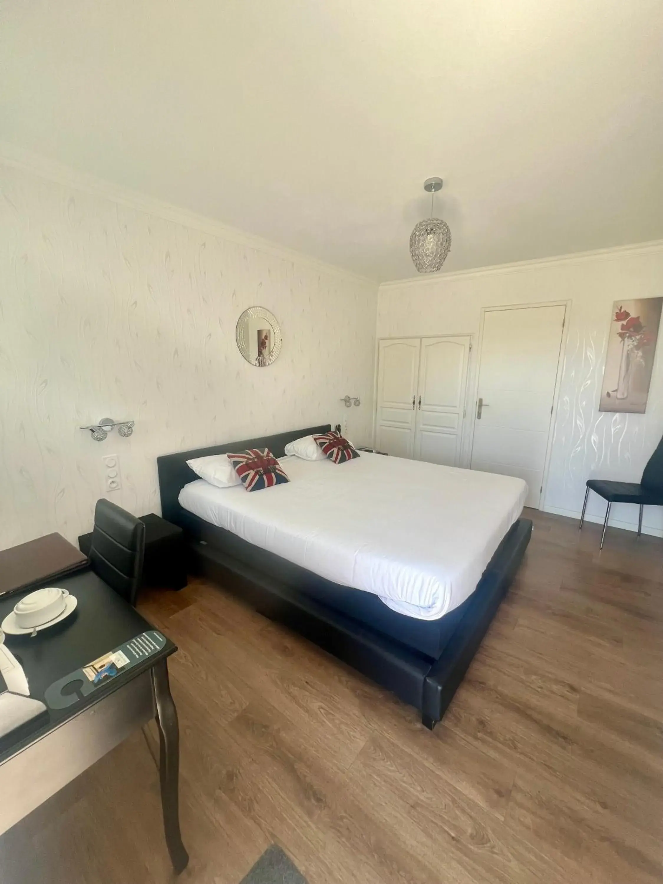 Bed in Manoir de Moëllien, The Originals Relais Bed in Manoir de Moëllien, The Originals Relais