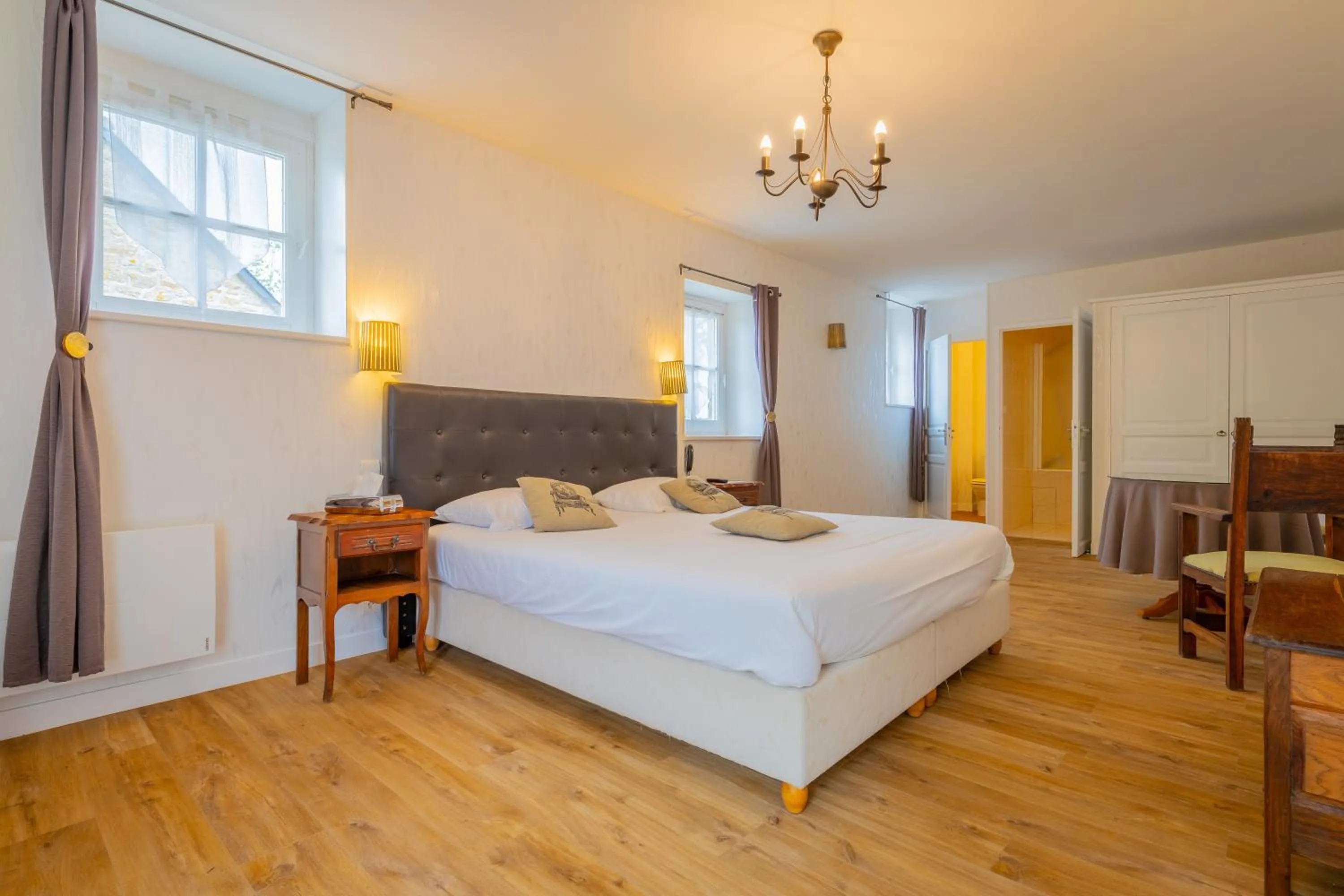 Bed in Manoir de Moëllien, The Originals Relais