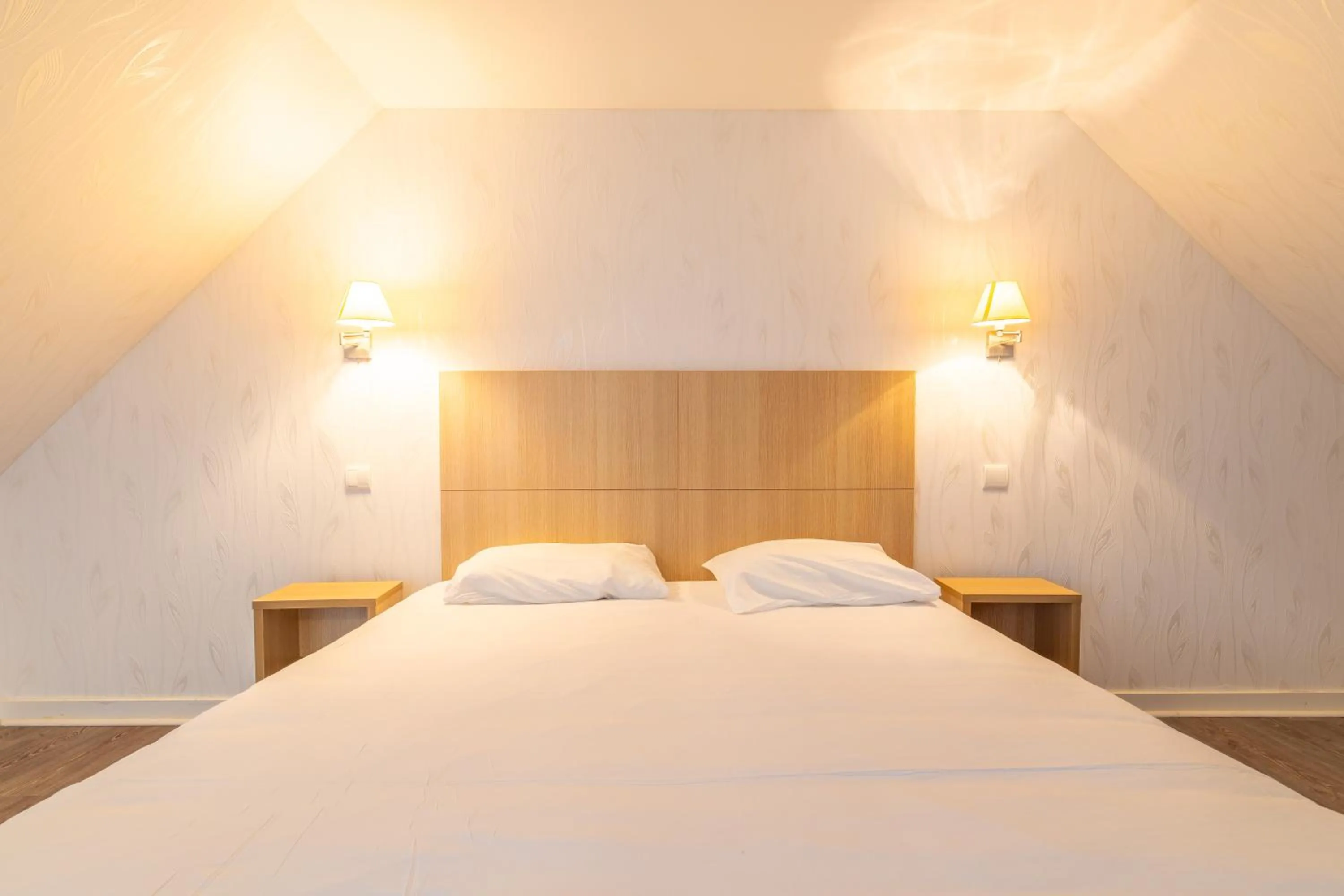 Bed in Manoir de Moëllien, The Originals Relais