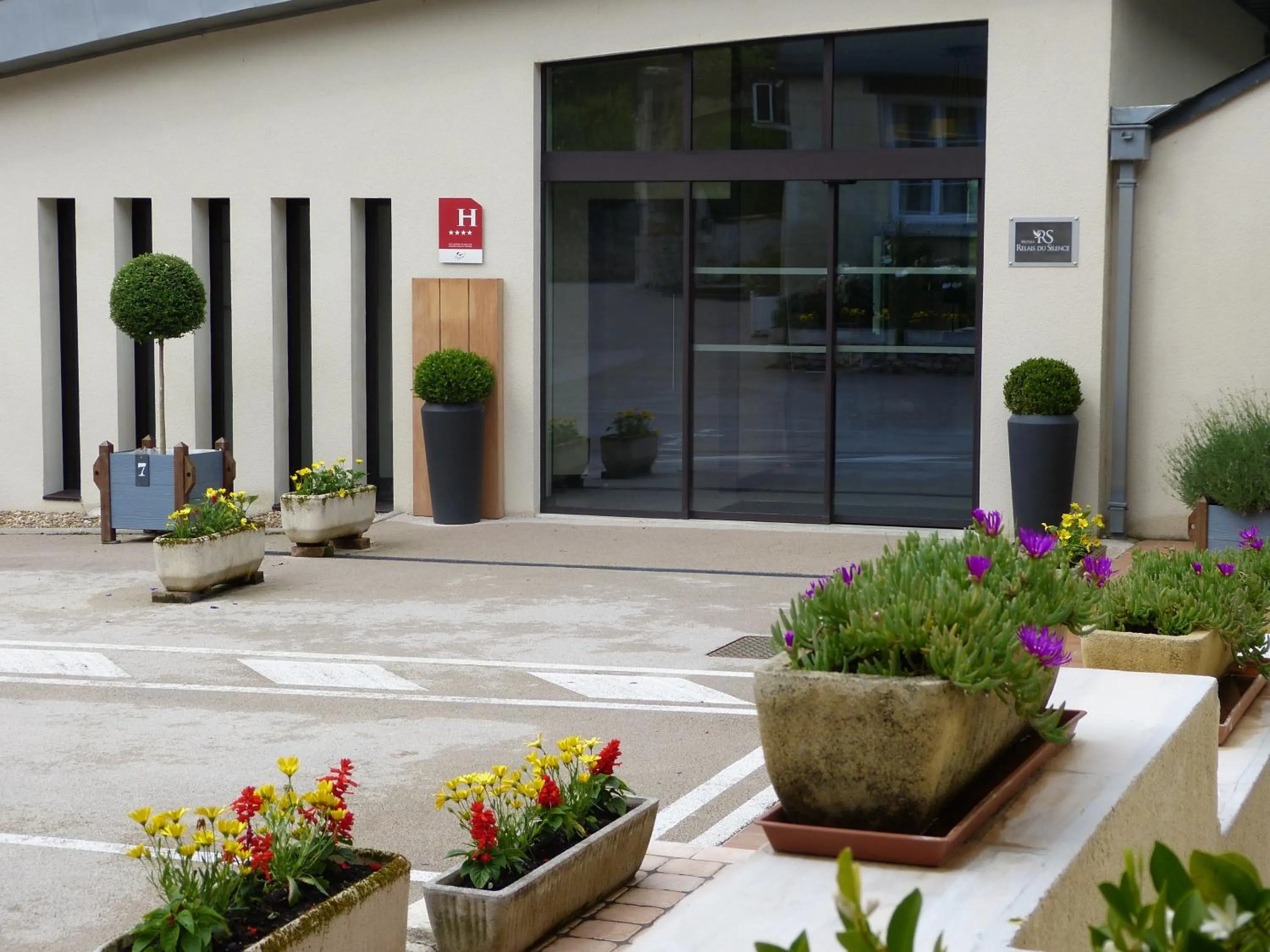Facade/entrance in L'Aubinière Hôtel Restaurant & Spa