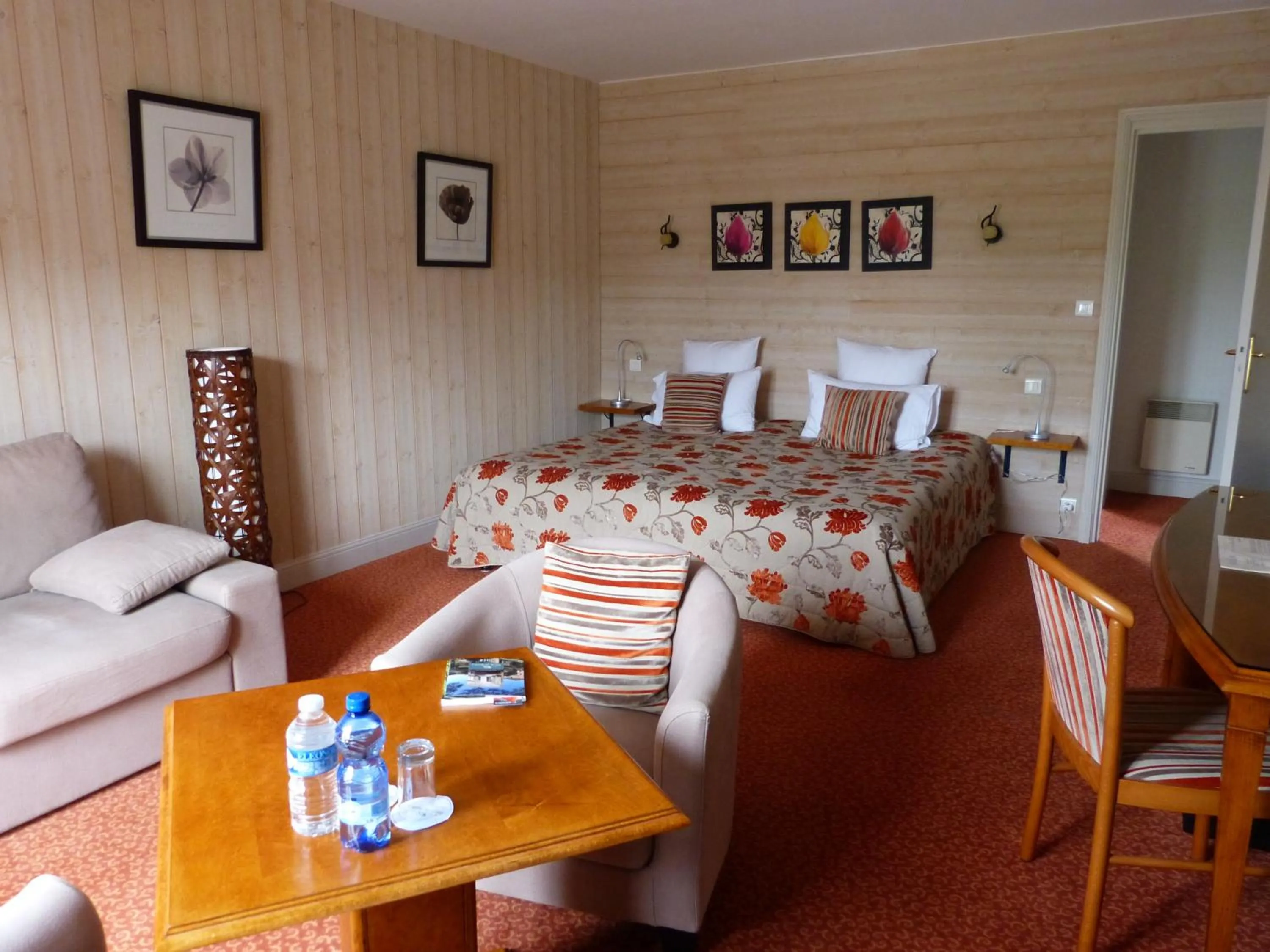 Photo of the whole room, Bed in L'Aubinière Hôtel Restaurant & Spa