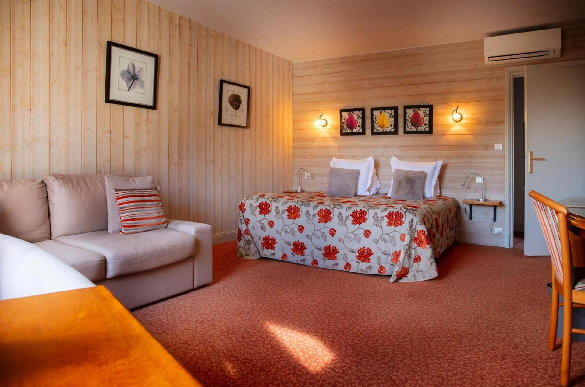 Bed in L'Aubinière Hôtel Restaurant & Spa