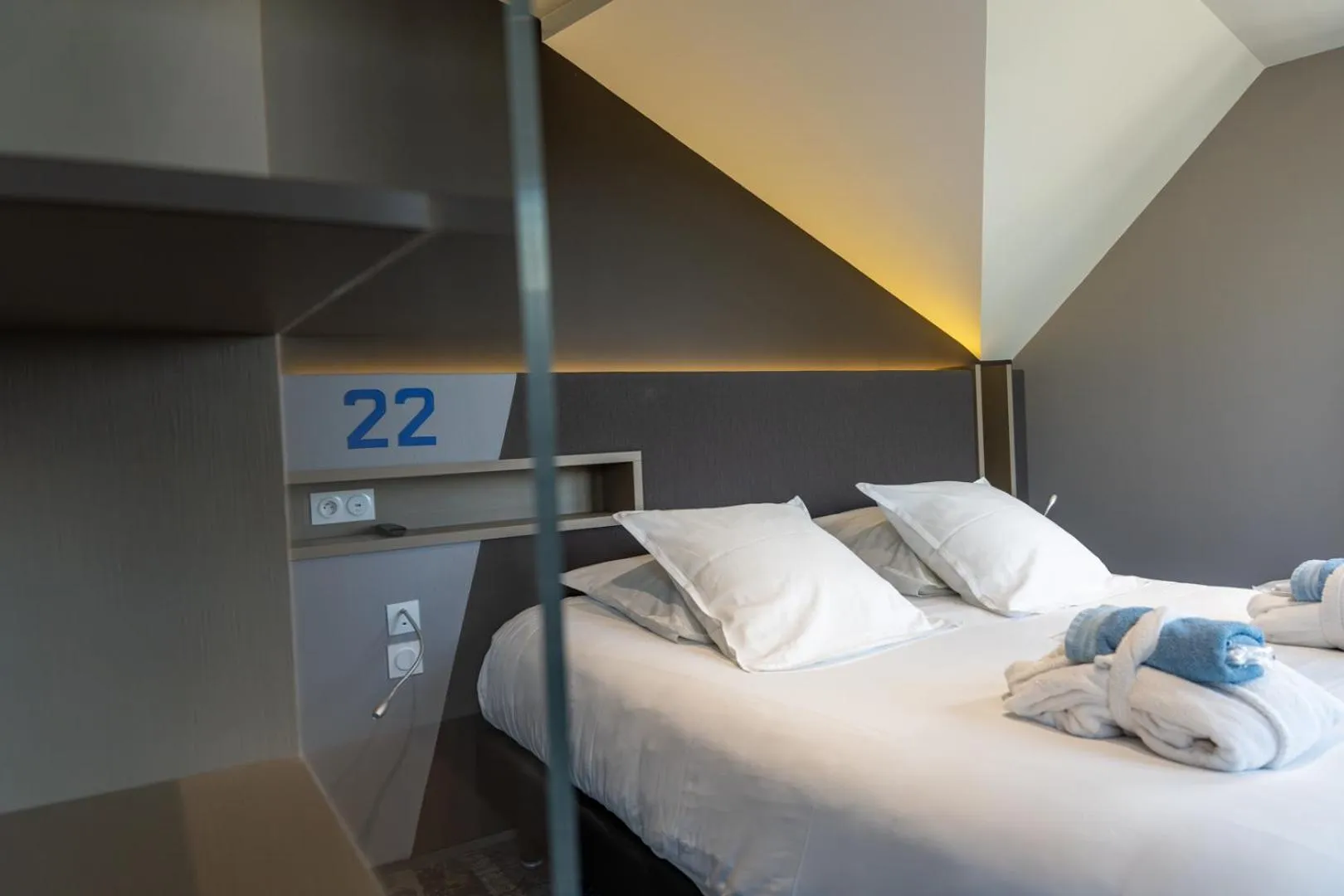 Bedroom, Bed in Hostellerie de la Pointe Saint-Mathieu - SPA & Restaurant