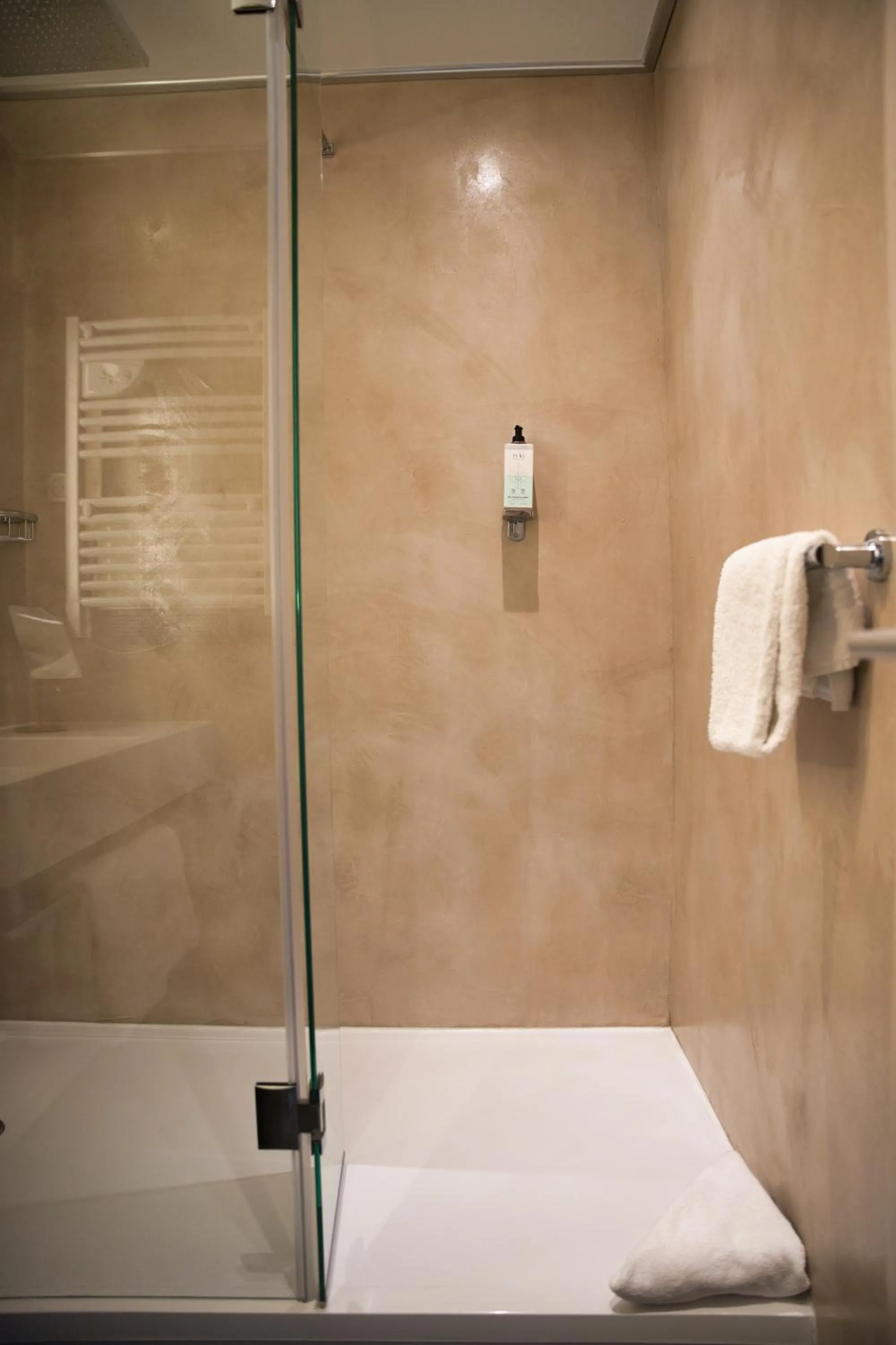 Bathroom in Hôtel du Golf de l'Ailette, The Originals Relais