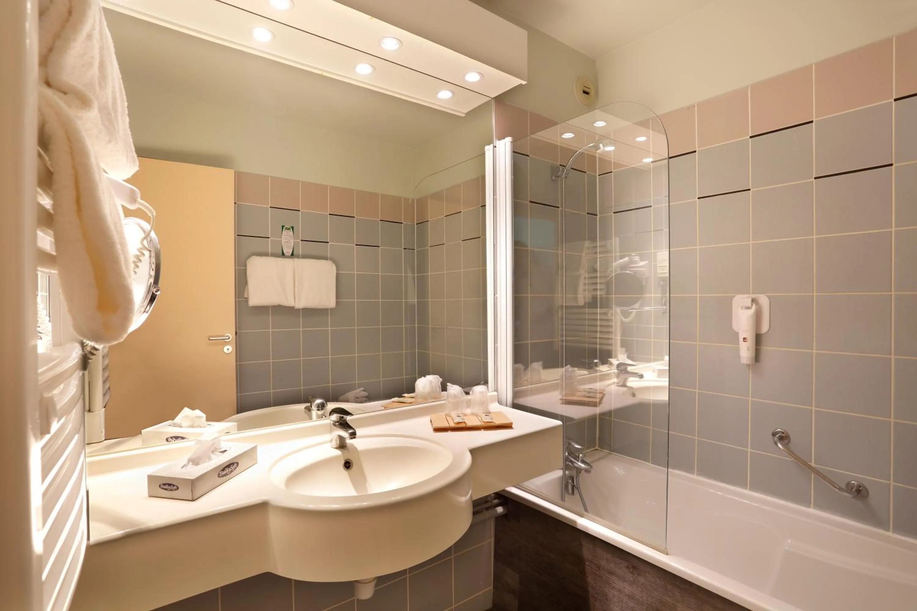 Bathroom in Hôtel du Golf de l'Ailette, The Originals Relais