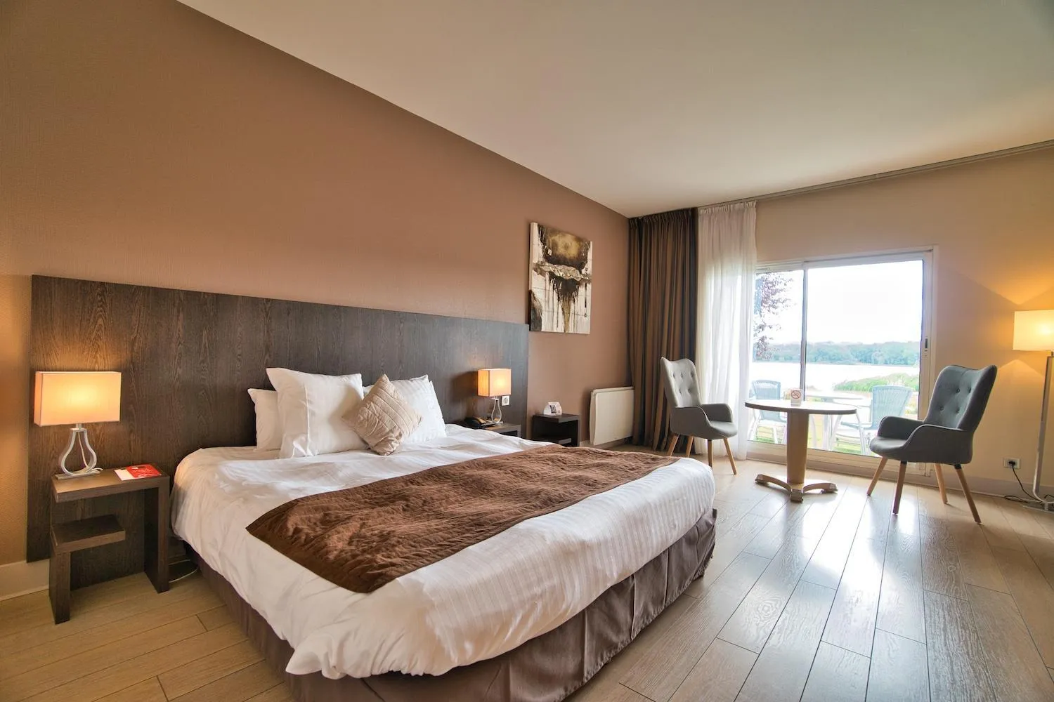 Photo of the whole room, Bed in Hôtel du Golf de l'Ailette, The Originals Relais