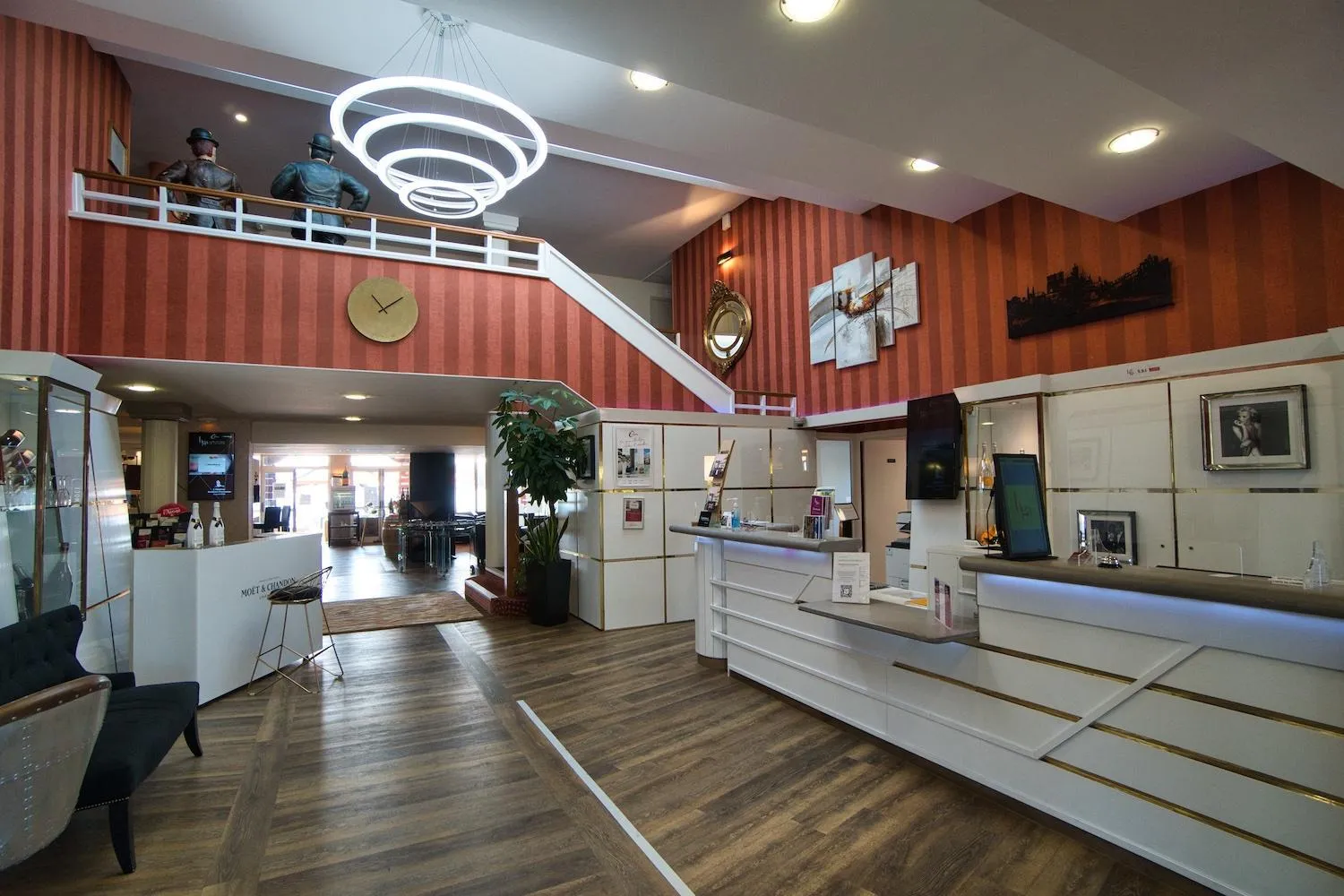 Lobby or reception in Hôtel du Golf de l'Ailette, The Originals Relais