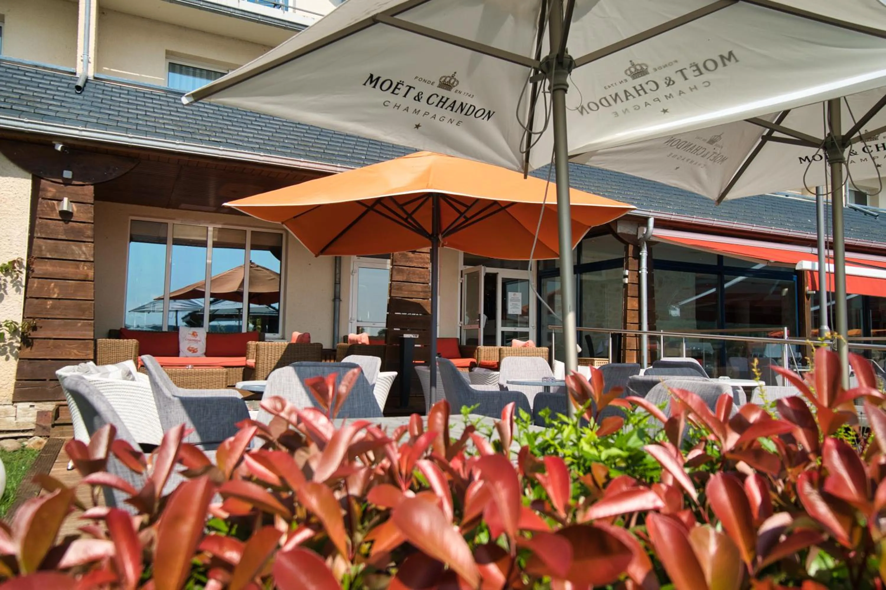Patio in Hôtel du Golf de l'Ailette, The Originals Relais