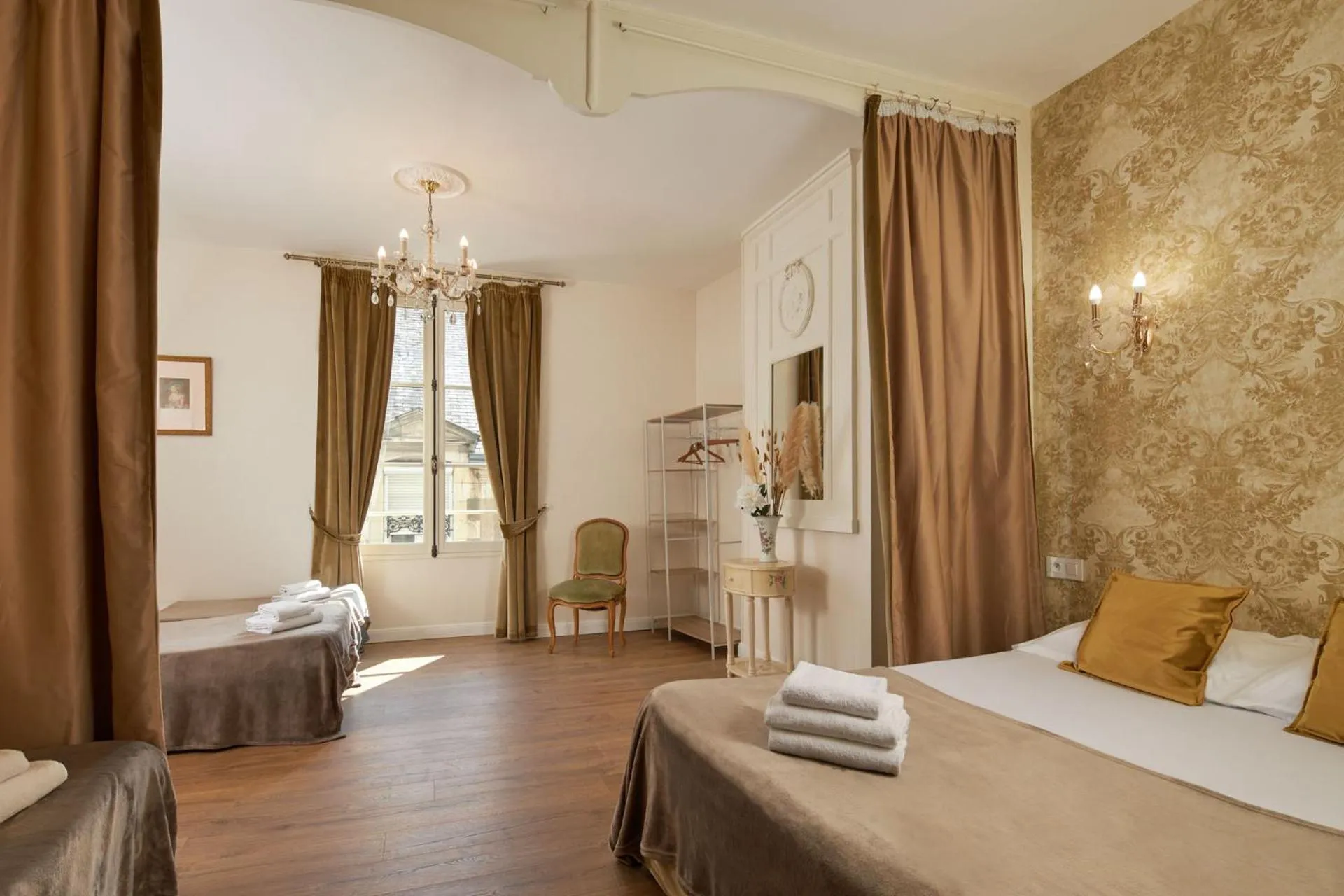 Photo of the whole room, Bed in Hôtel De France Et De Guise - 1891