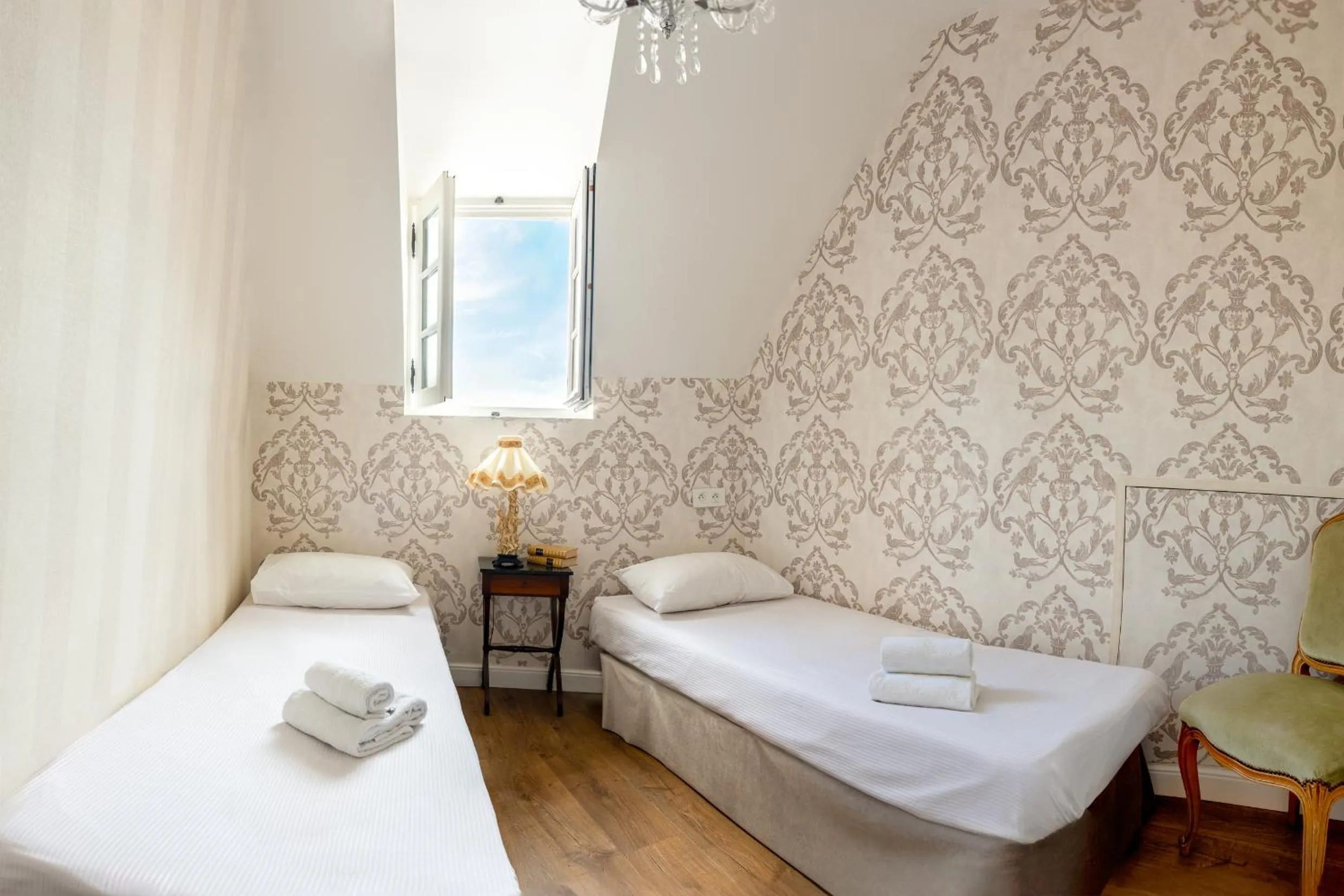 Bedroom, Bed in Hôtel De France Et De Guise - 1891