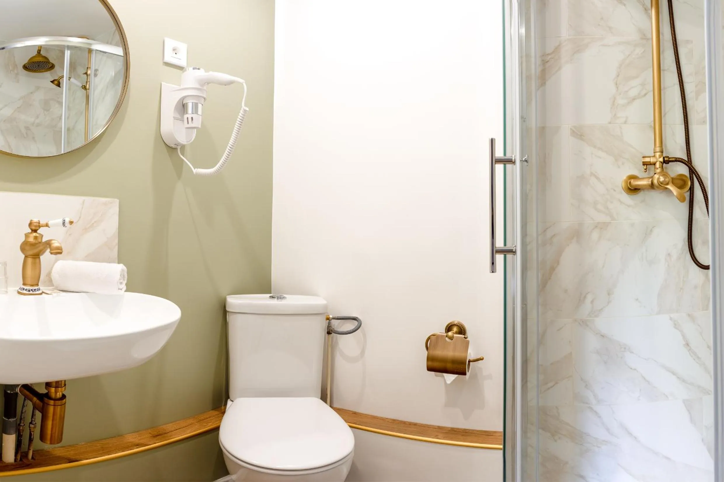 Bathroom in Hôtel De France Et De Guise - 1891