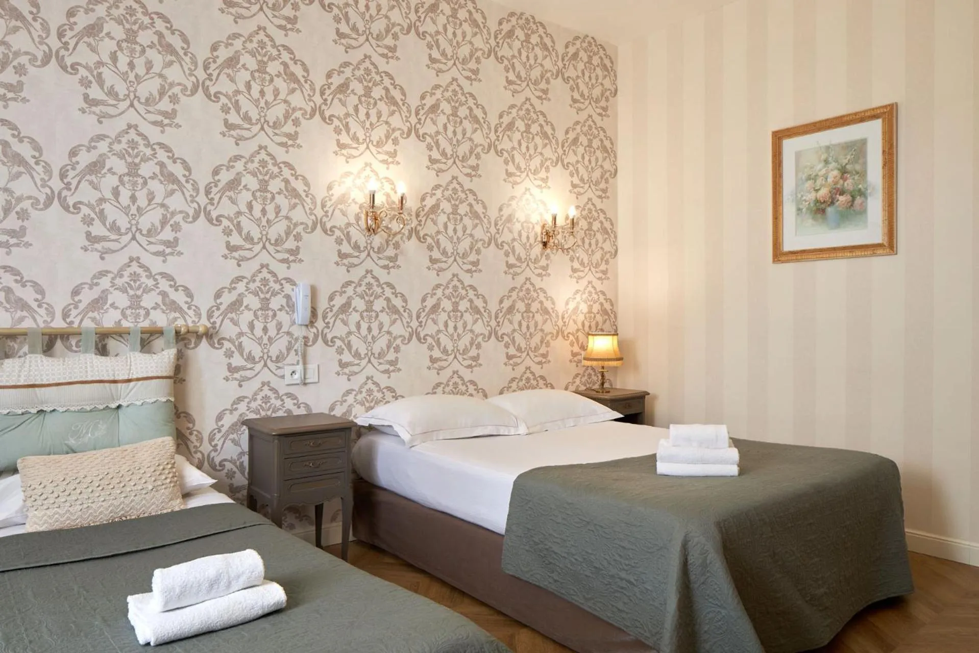 Bedroom, Bed in Hôtel De France Et De Guise - 1891