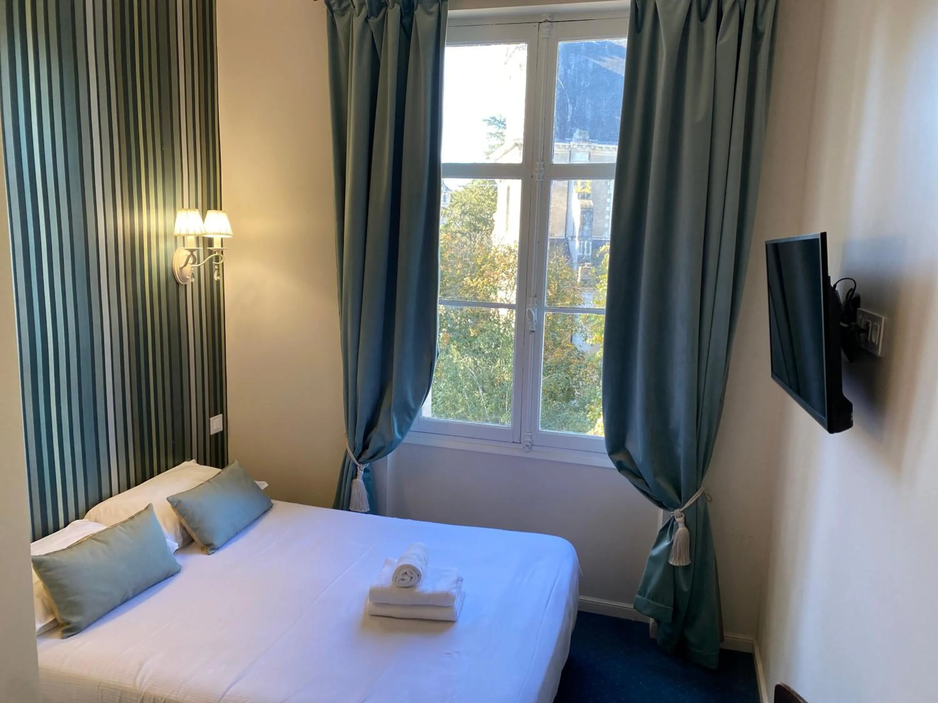 Photo of the whole room, Bed in Hôtel De France Et De Guise - 1891