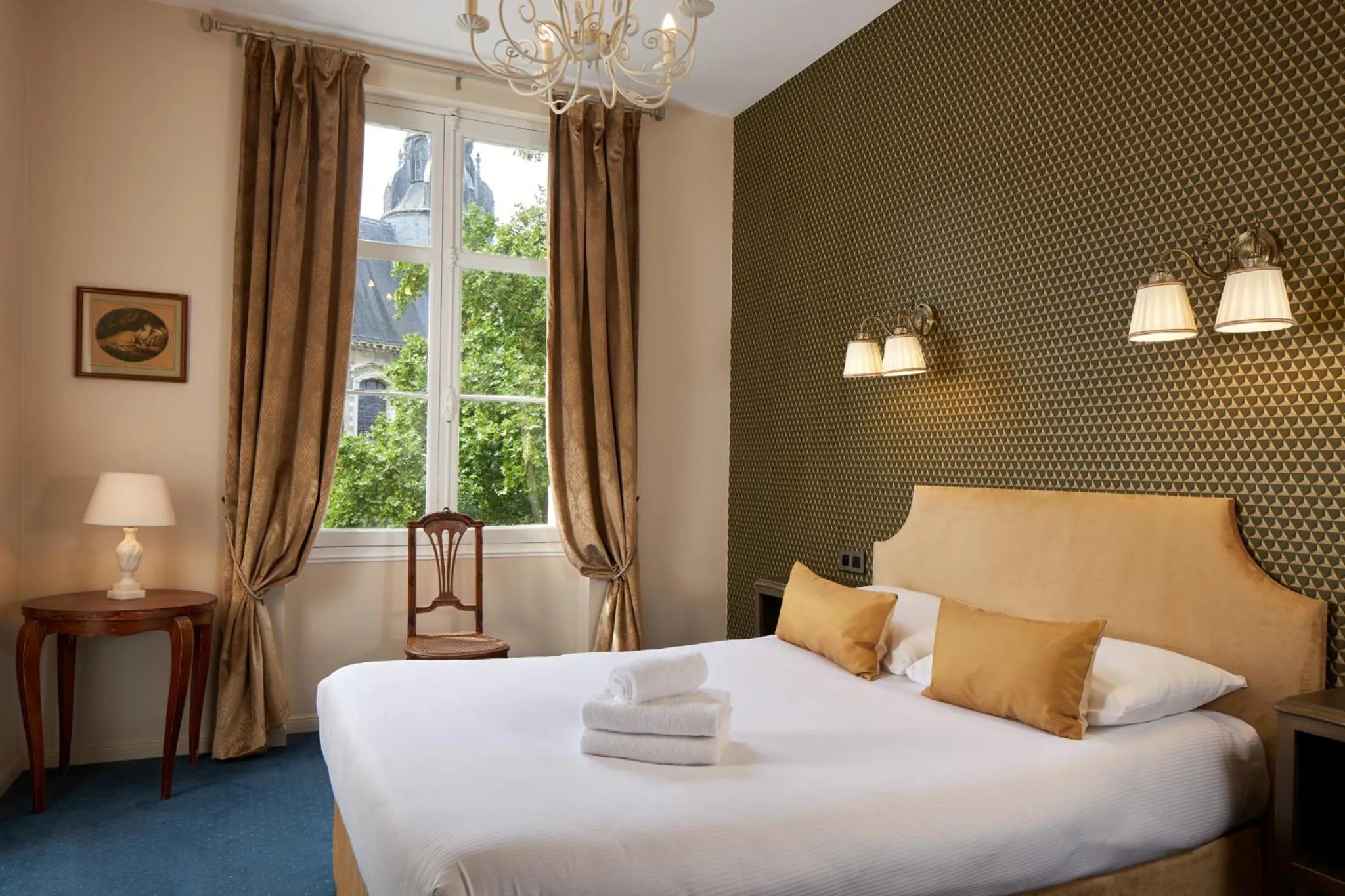 Bedroom, Bed in Hôtel De France Et De Guise - 1891