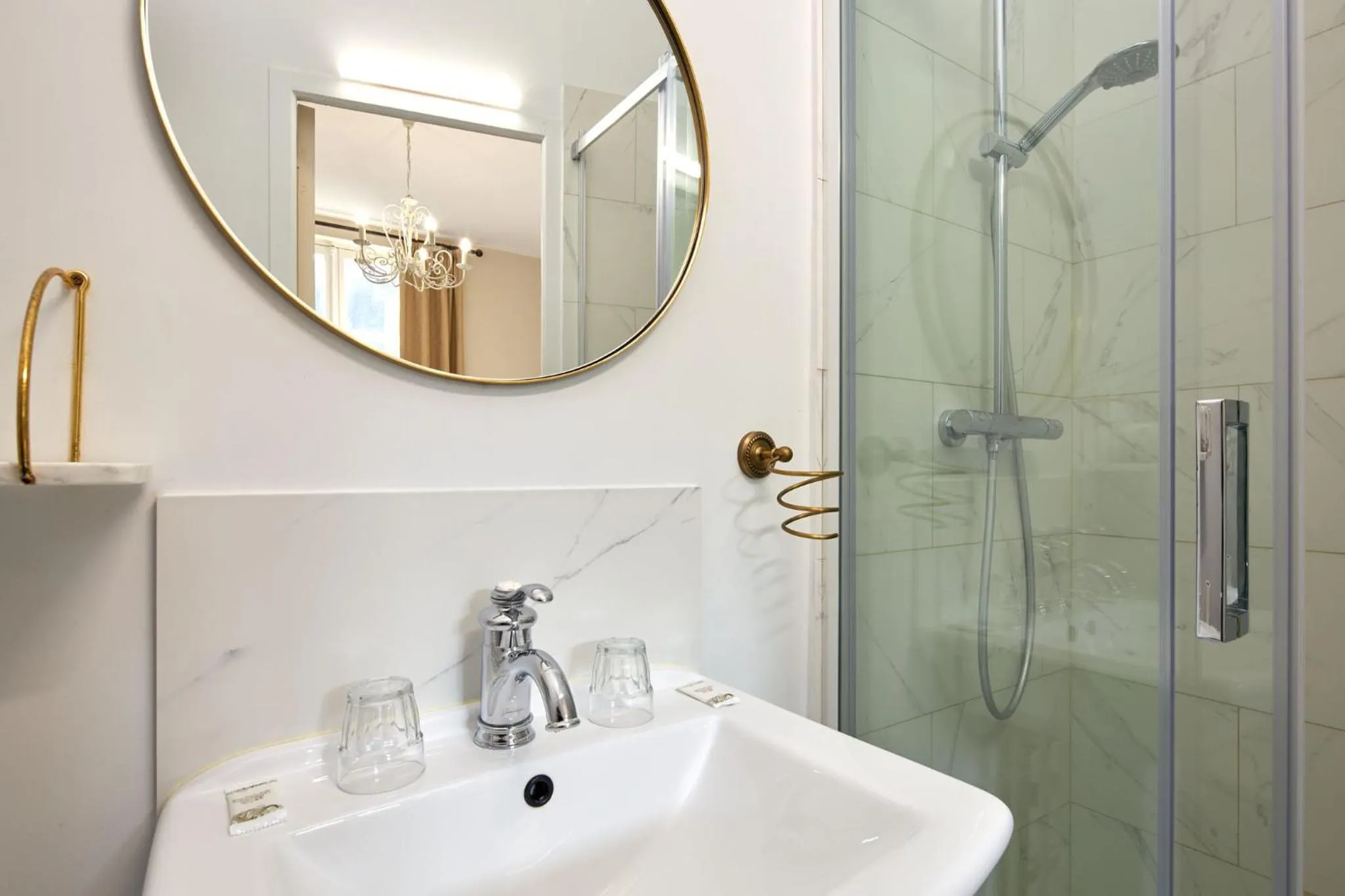 Bathroom in Hôtel De France Et De Guise - 1891