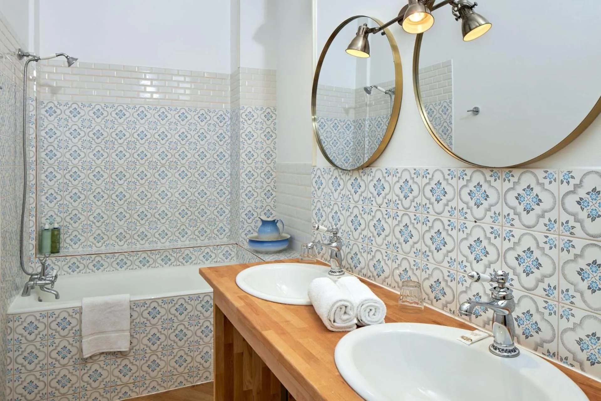 Bathroom in Hôtel De France Et De Guise - 1891