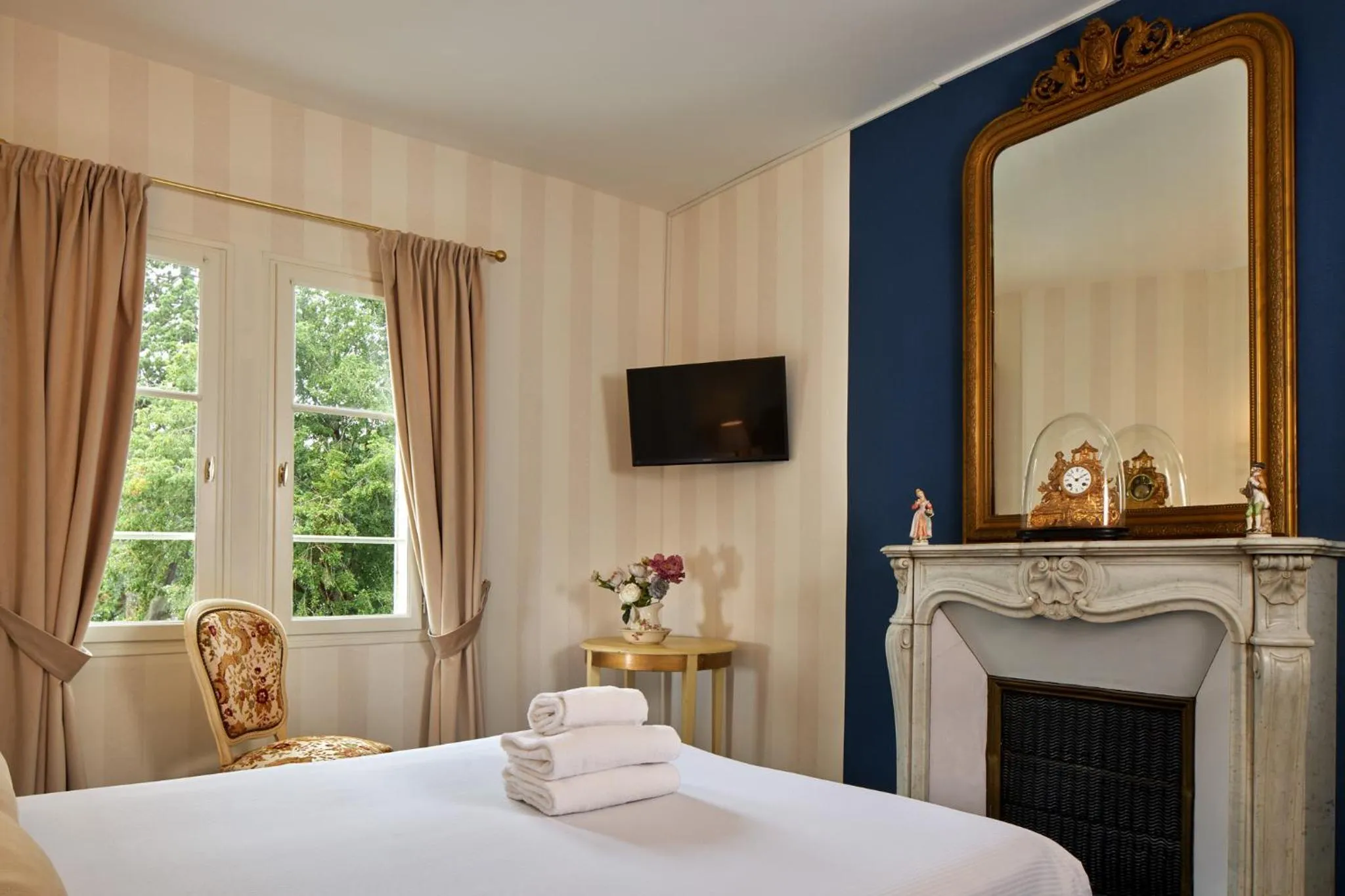 TV and multimedia, Bed in Hôtel De France Et De Guise - 1891