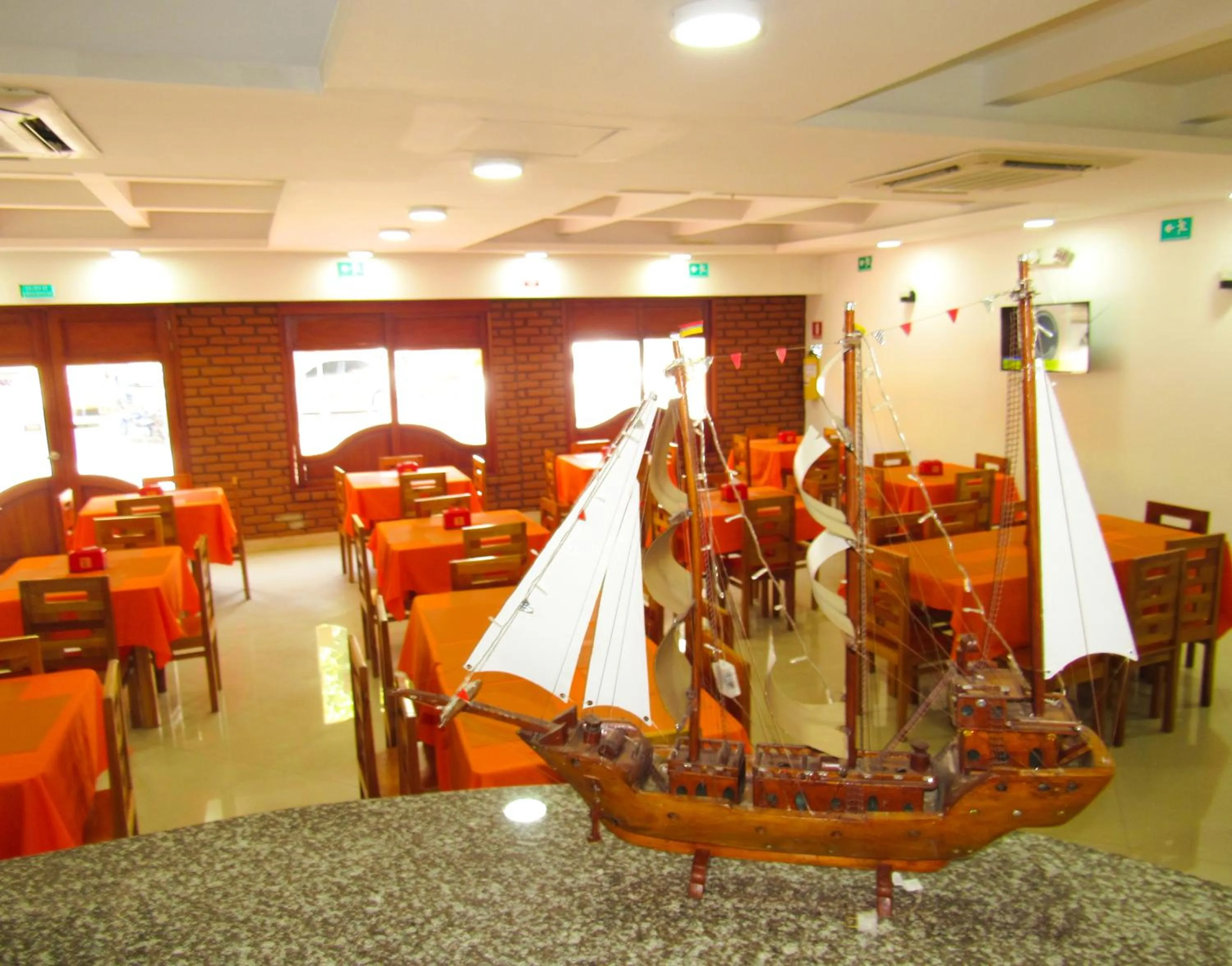 Restaurant/places to eat in Hotel NelyMar