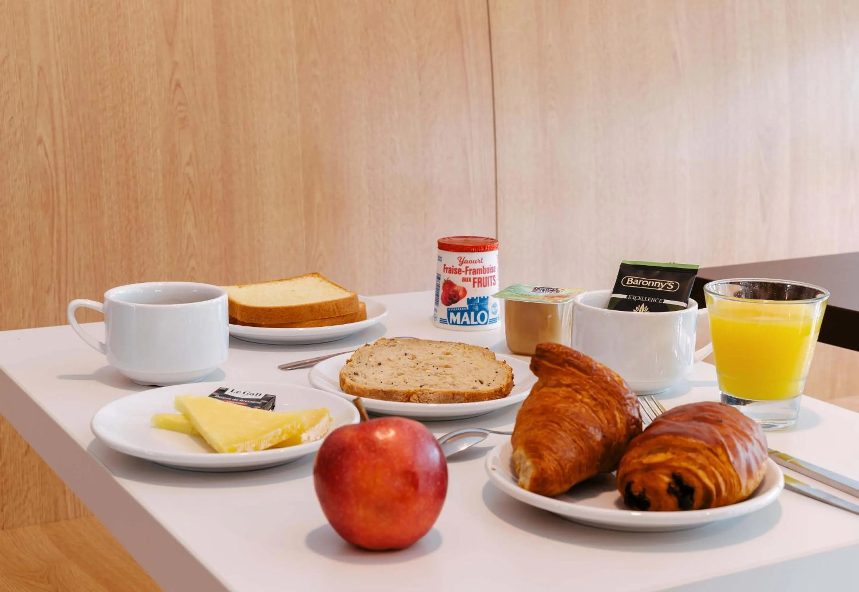 Buffet breakfast in B&B HOTEL Auray Carnac