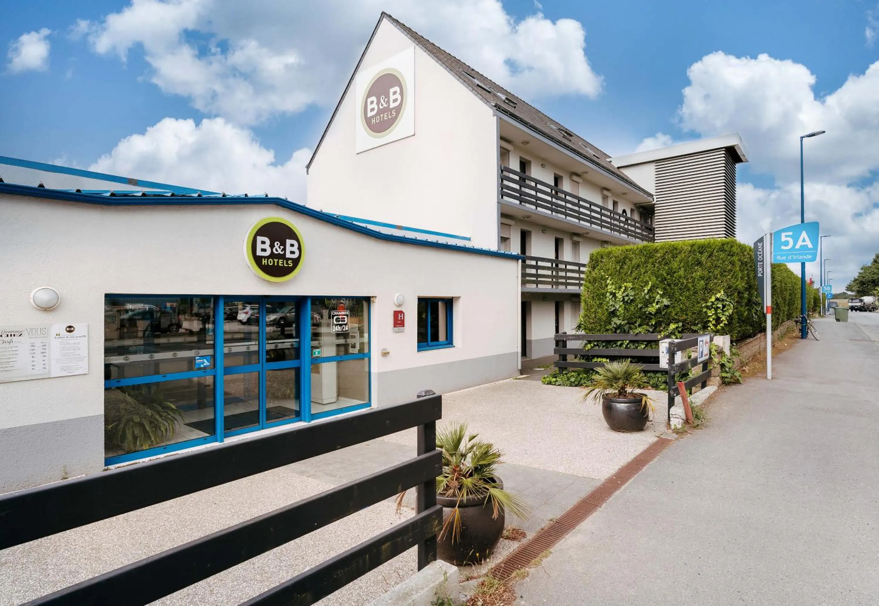 Property building in B&B HOTEL Auray Carnac