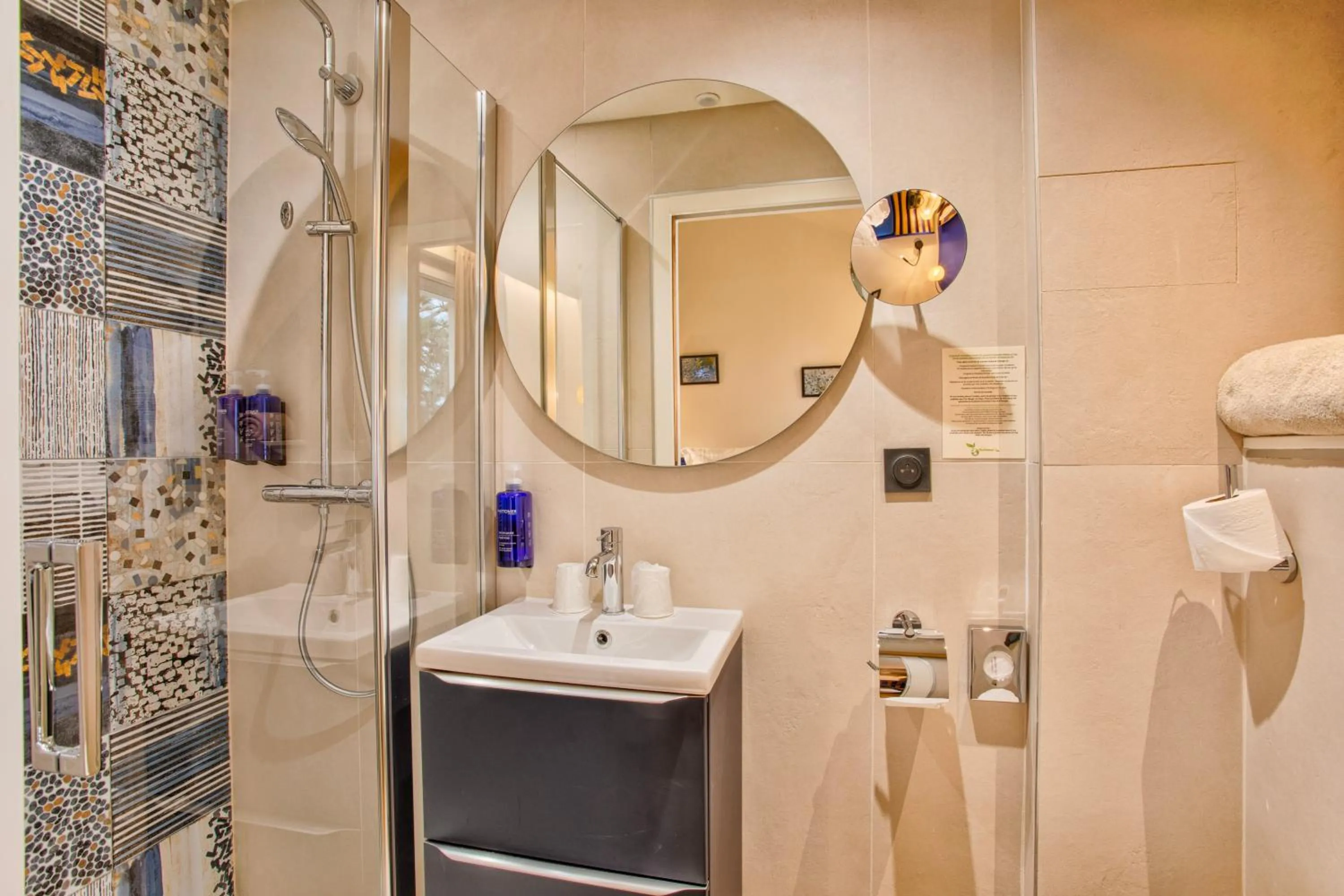 Shower in Le Castel Cabourg hôtel & SPA- Restaurant La Calypso